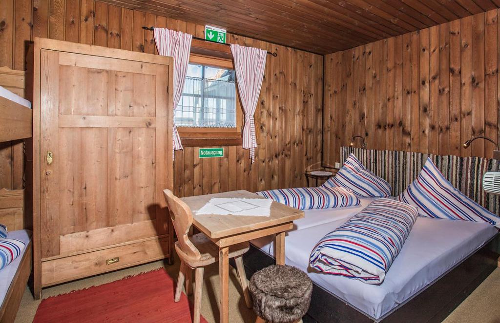 Zimmer 6 - Quadruple Room with Shared Bathroom photo 2