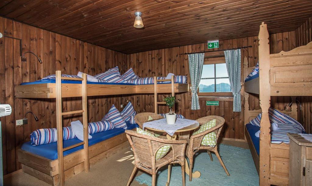 Zimmer 7 - Six Bed Room with Shared Bathroom photo 1