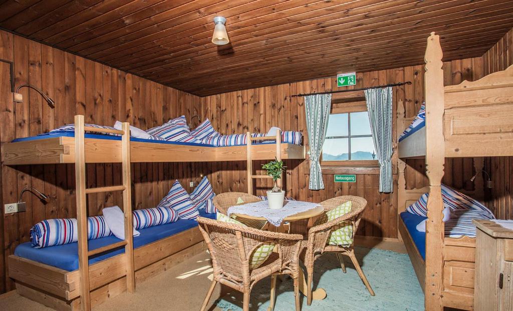 Zimmer 7 - Six Bed Room with Shared Bathroom photo 3