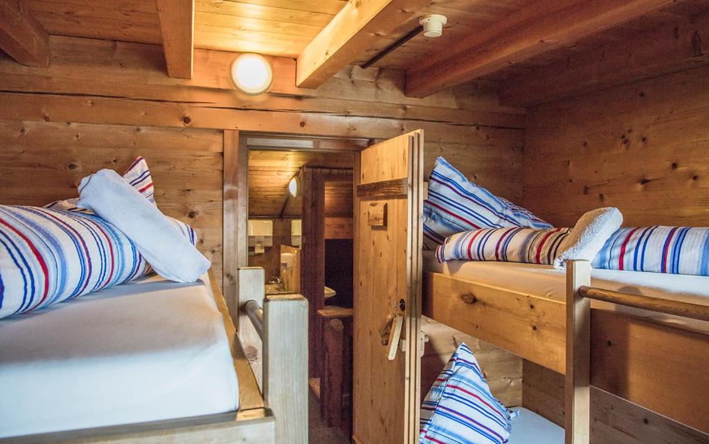 Zimmer 10 - Quadruple Room with Shared Bathroom photo 1