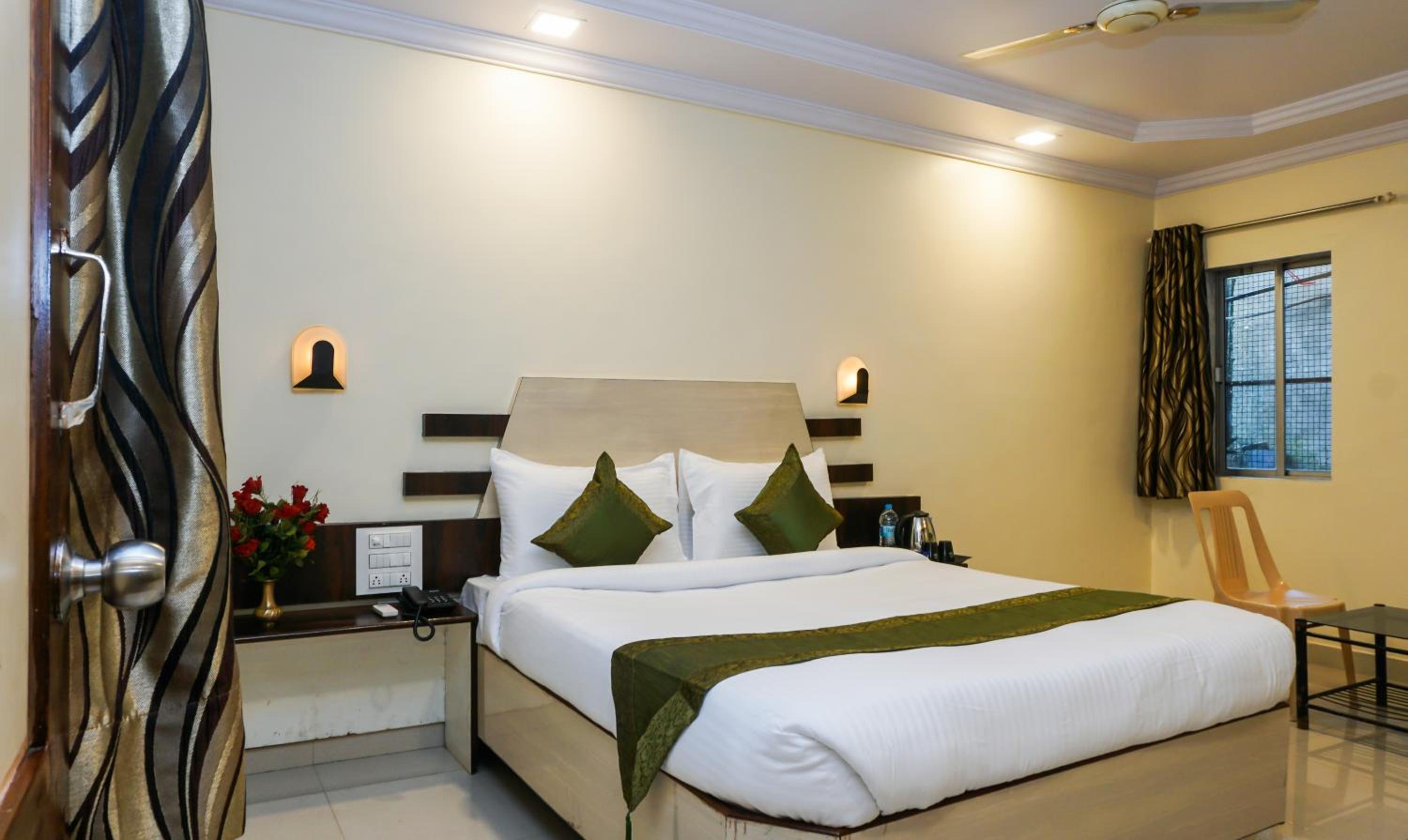 Deluxe Room - Photo 15