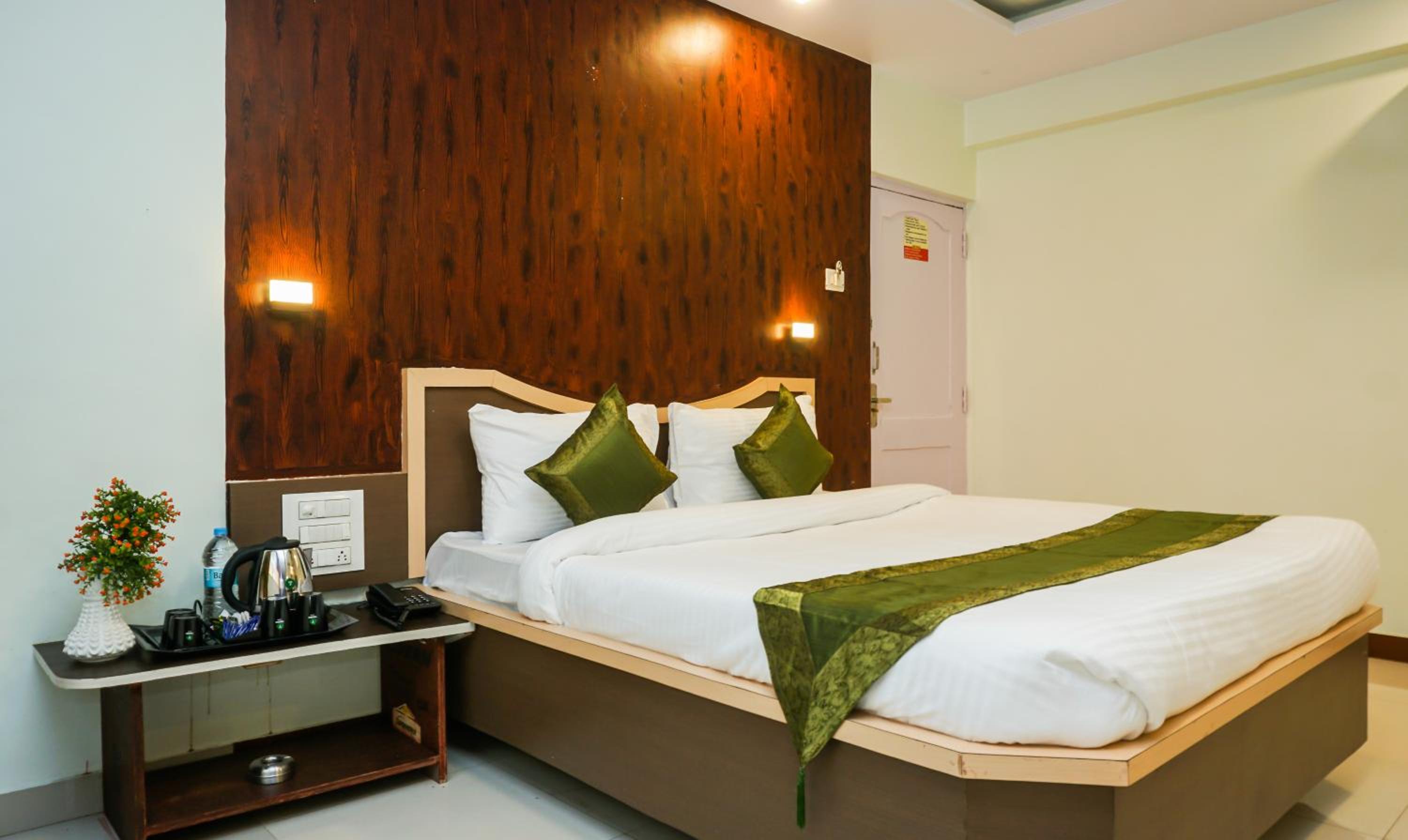 Deluxe Room - Photo 10