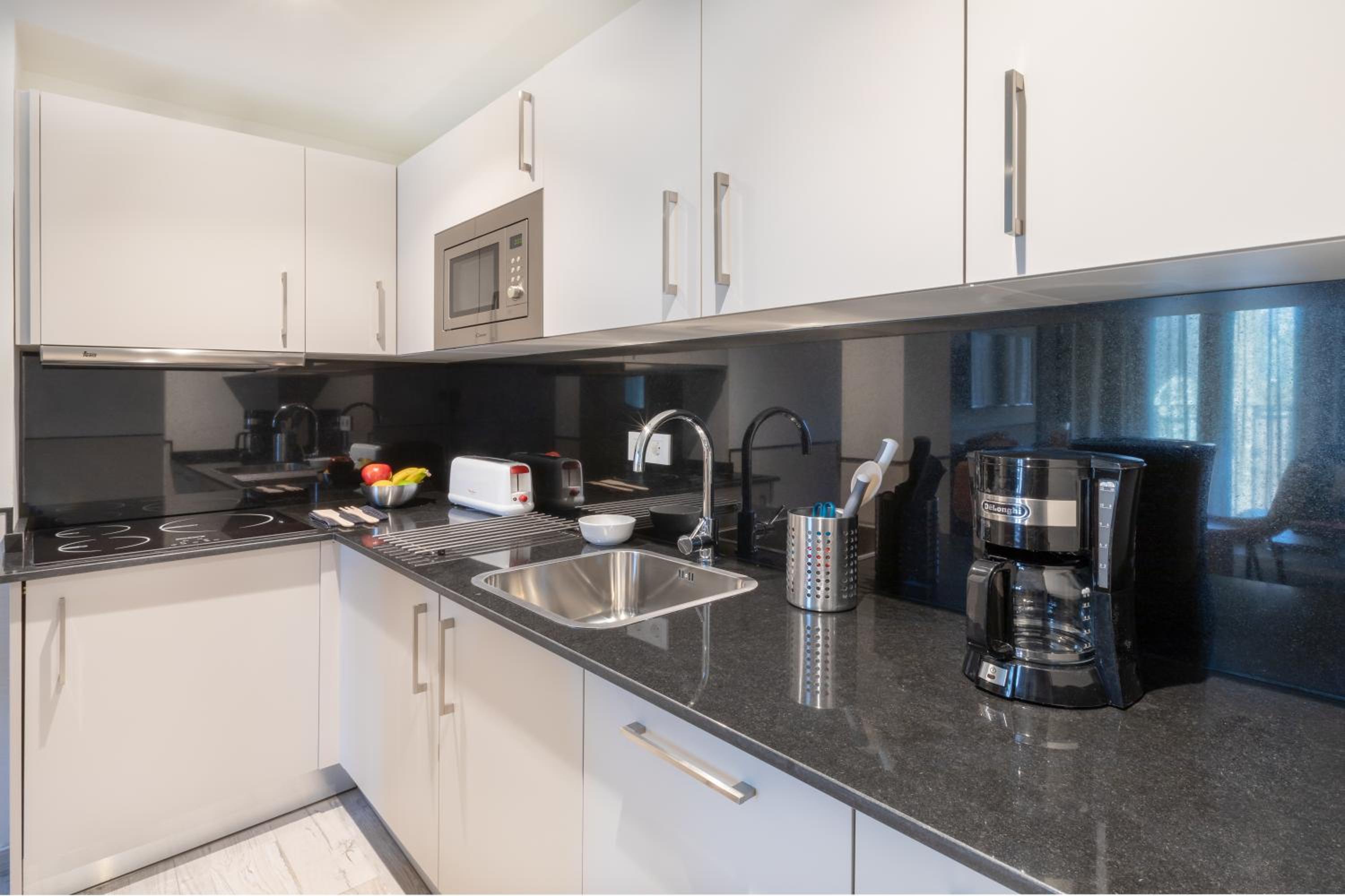 Superior 1 Bedroom Apartment - Photo 2