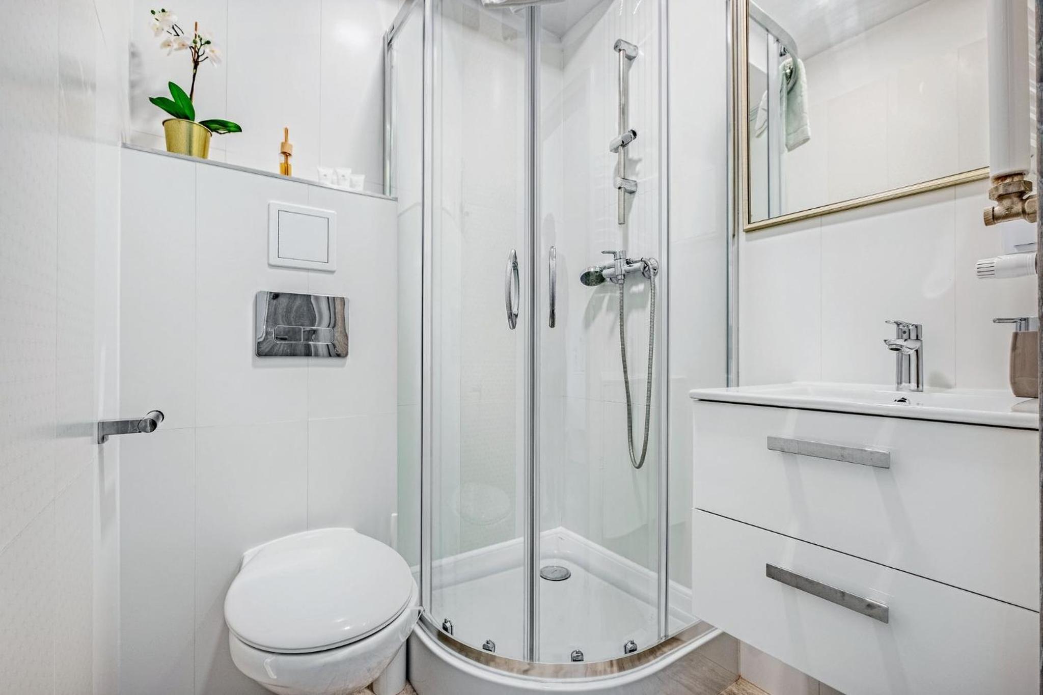 Apartment with Balcony - Photo 4