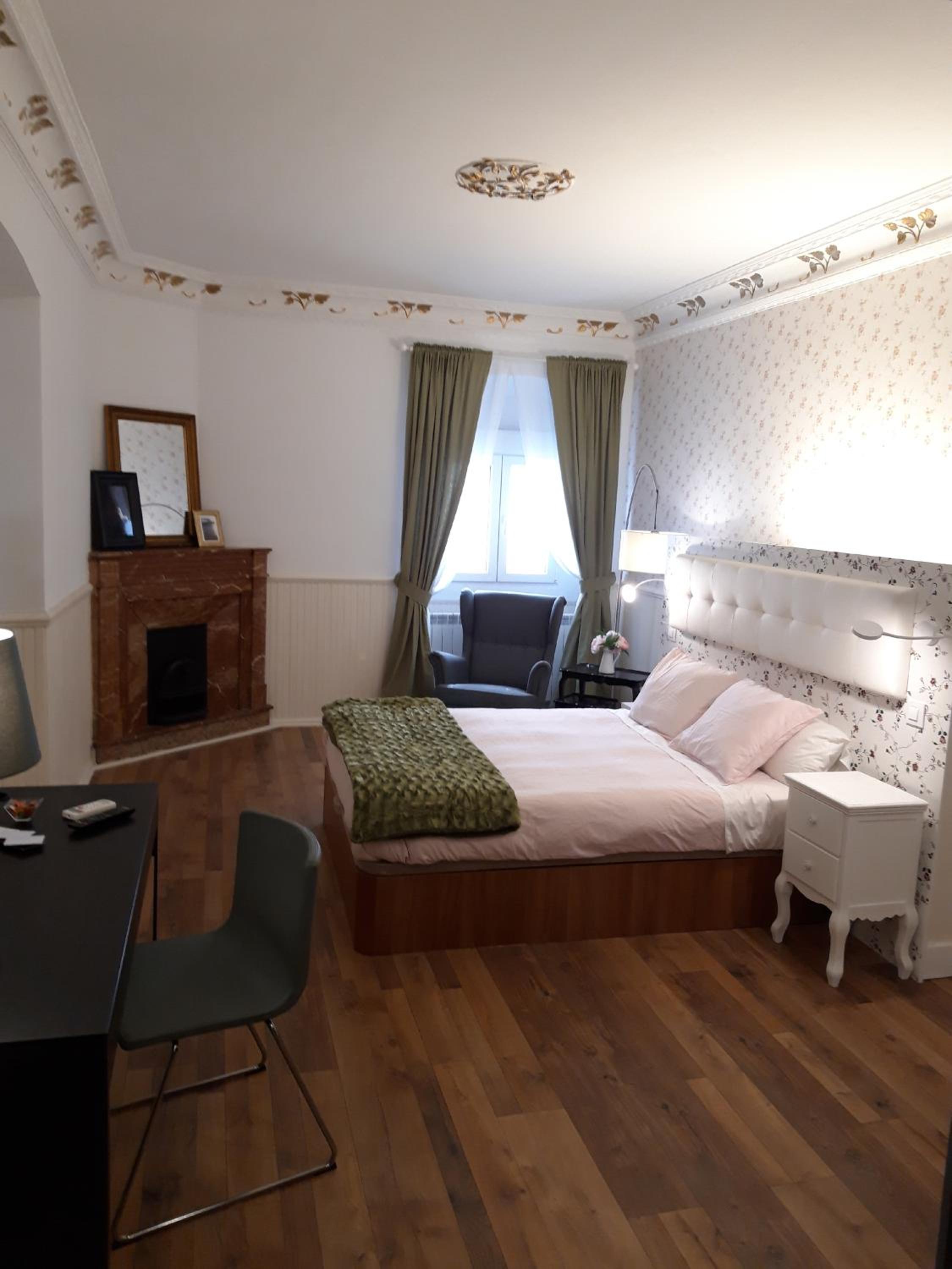Deluxe Queen Room - Photo 1