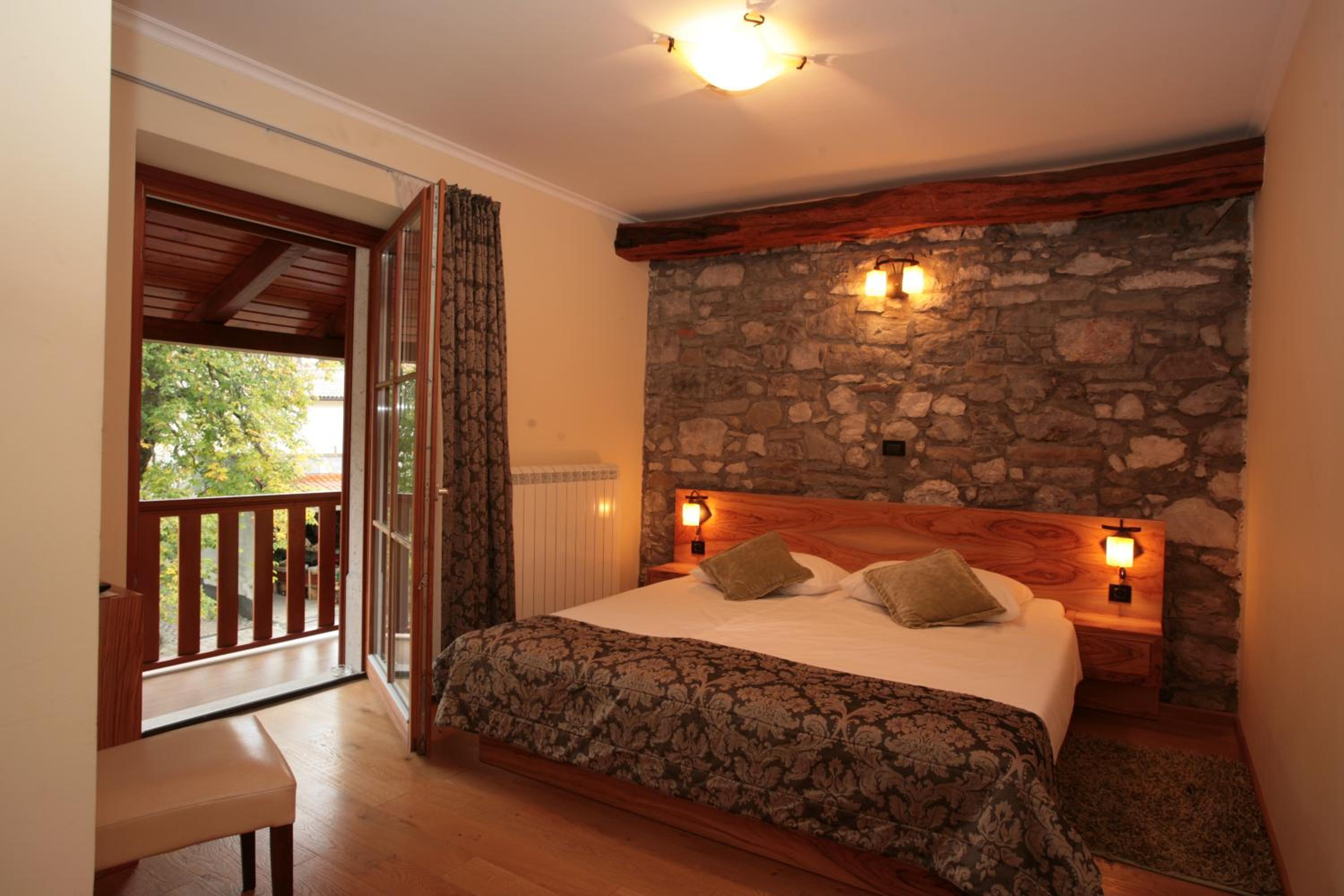 Apartment with Balcony - Photo 15
