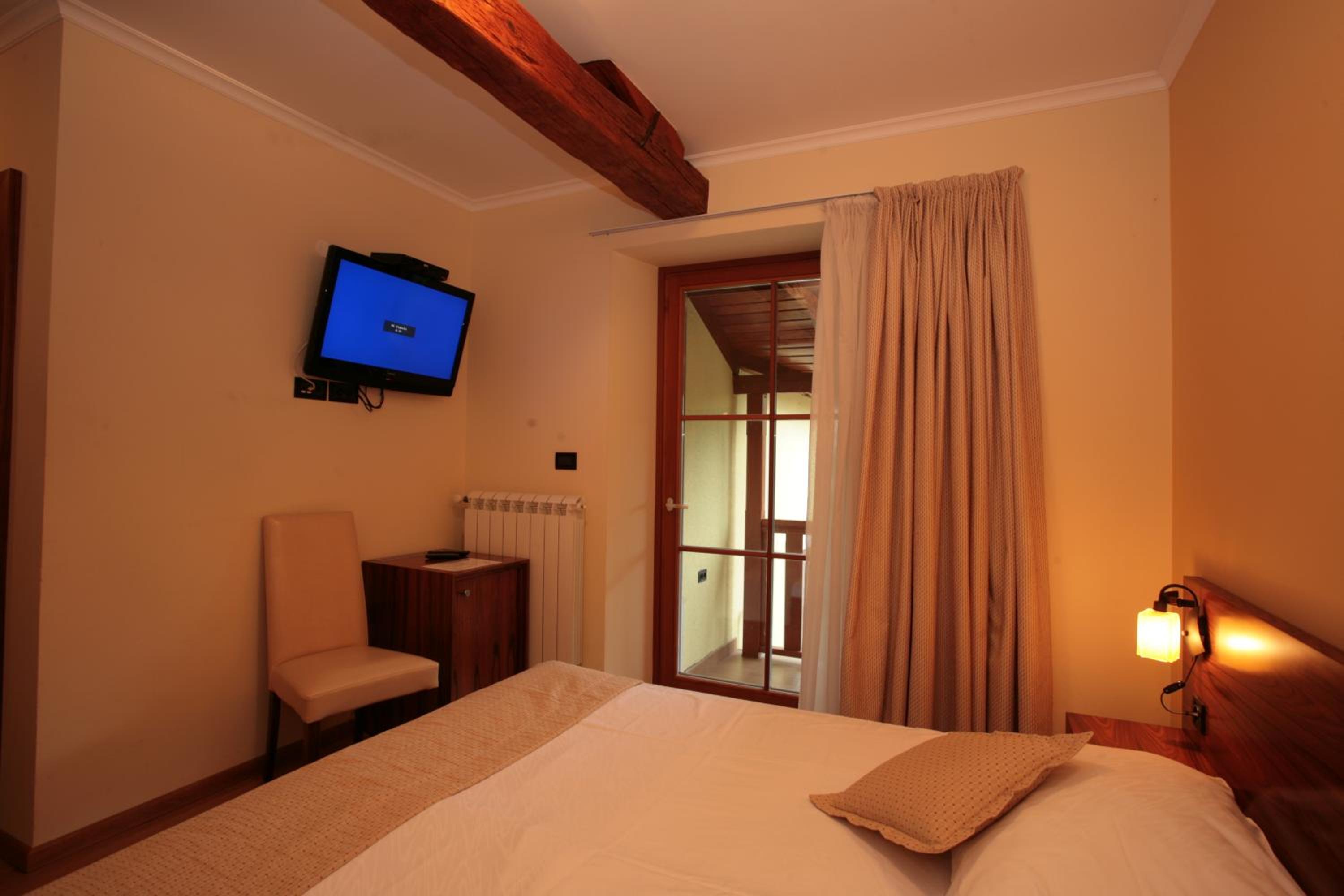 Apartment with Balcony - Photo 4