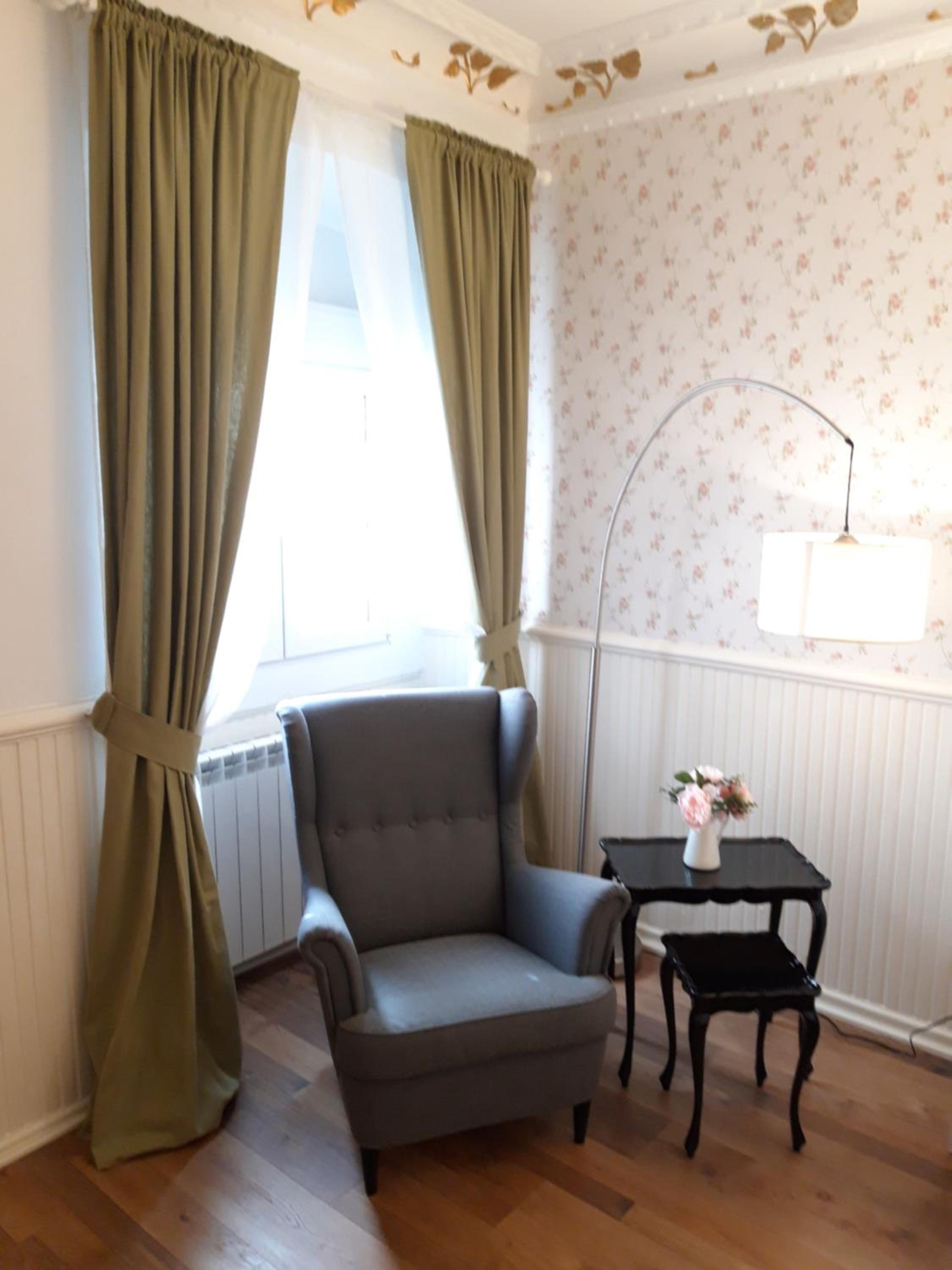 Deluxe Queen Room - Photo 7