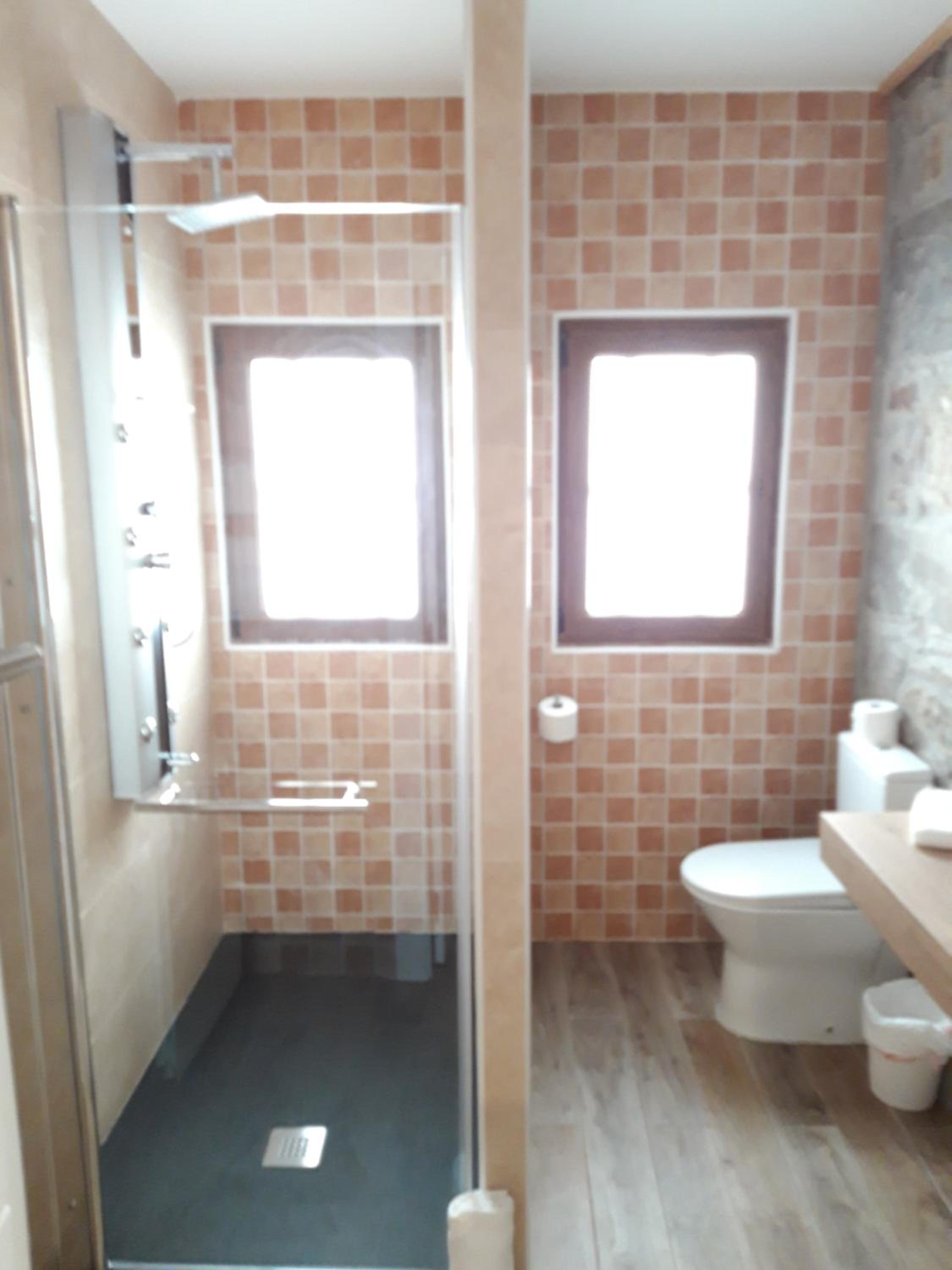 Deluxe Queen Room - Photo 13