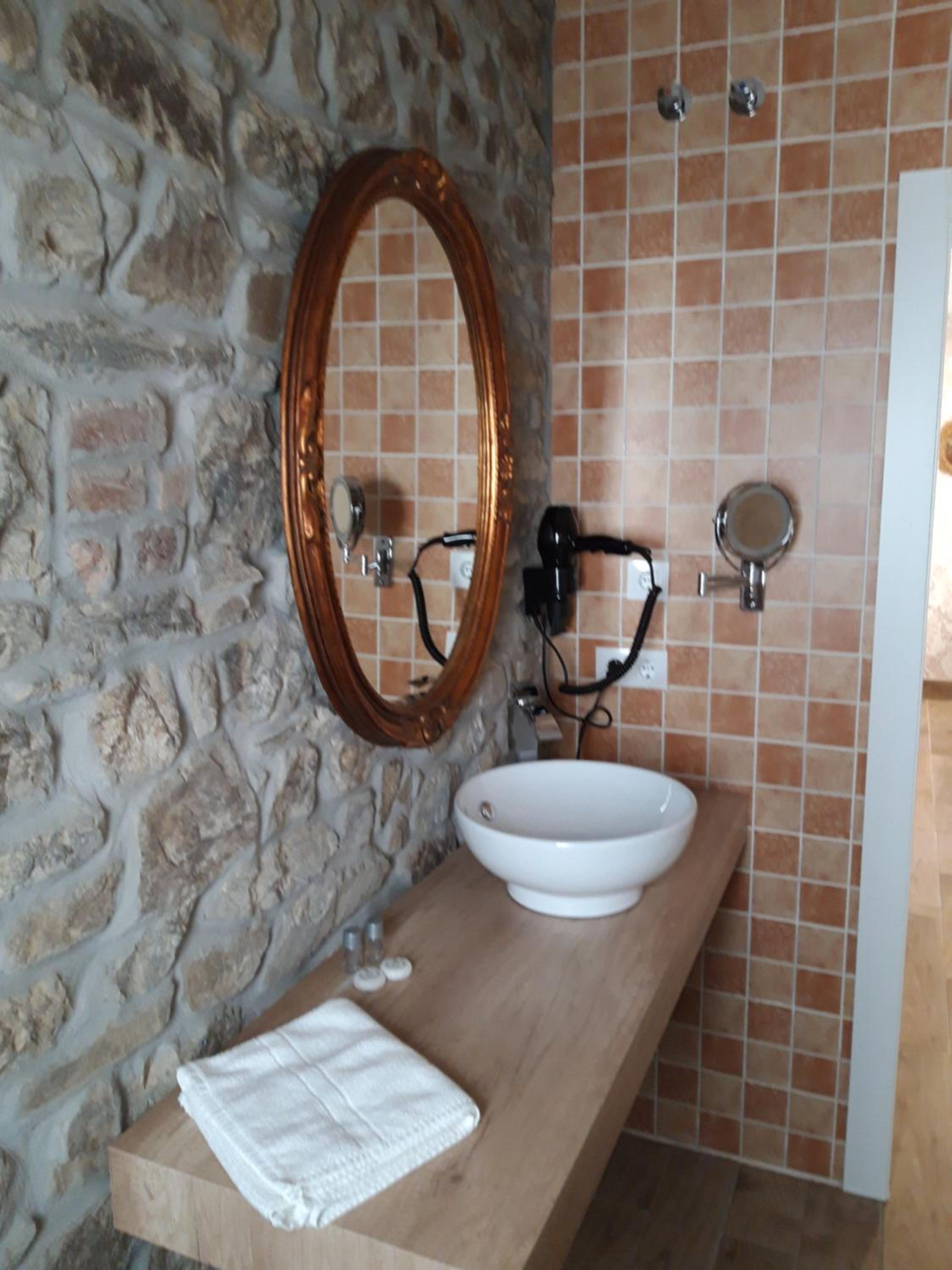 Deluxe Queen Room - Photo 14