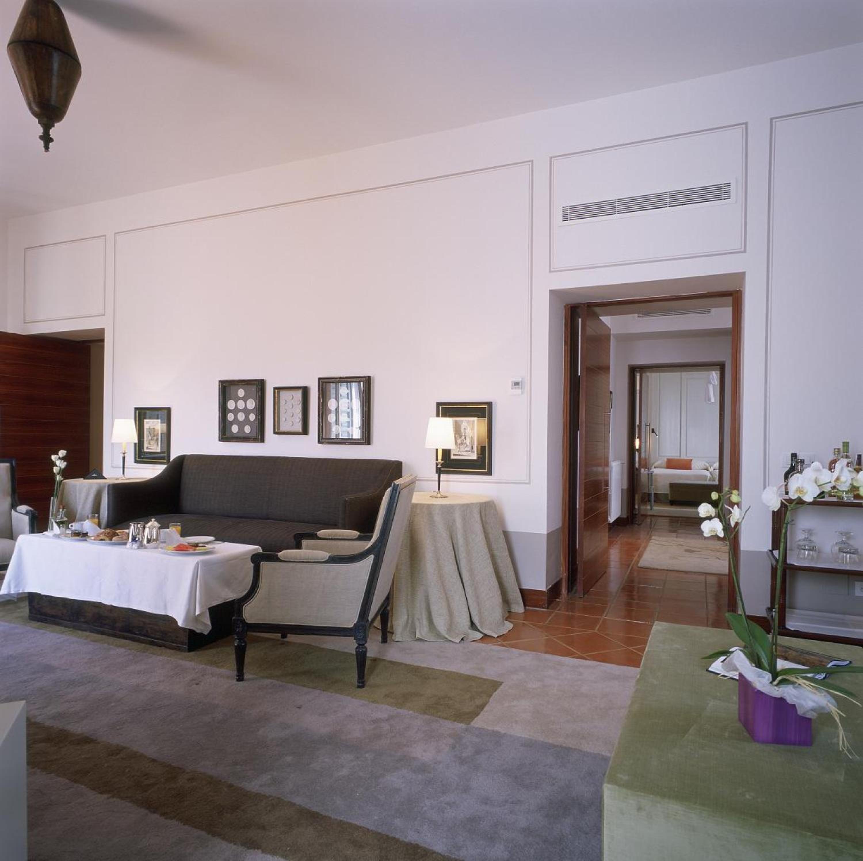 Suite - Photo 1