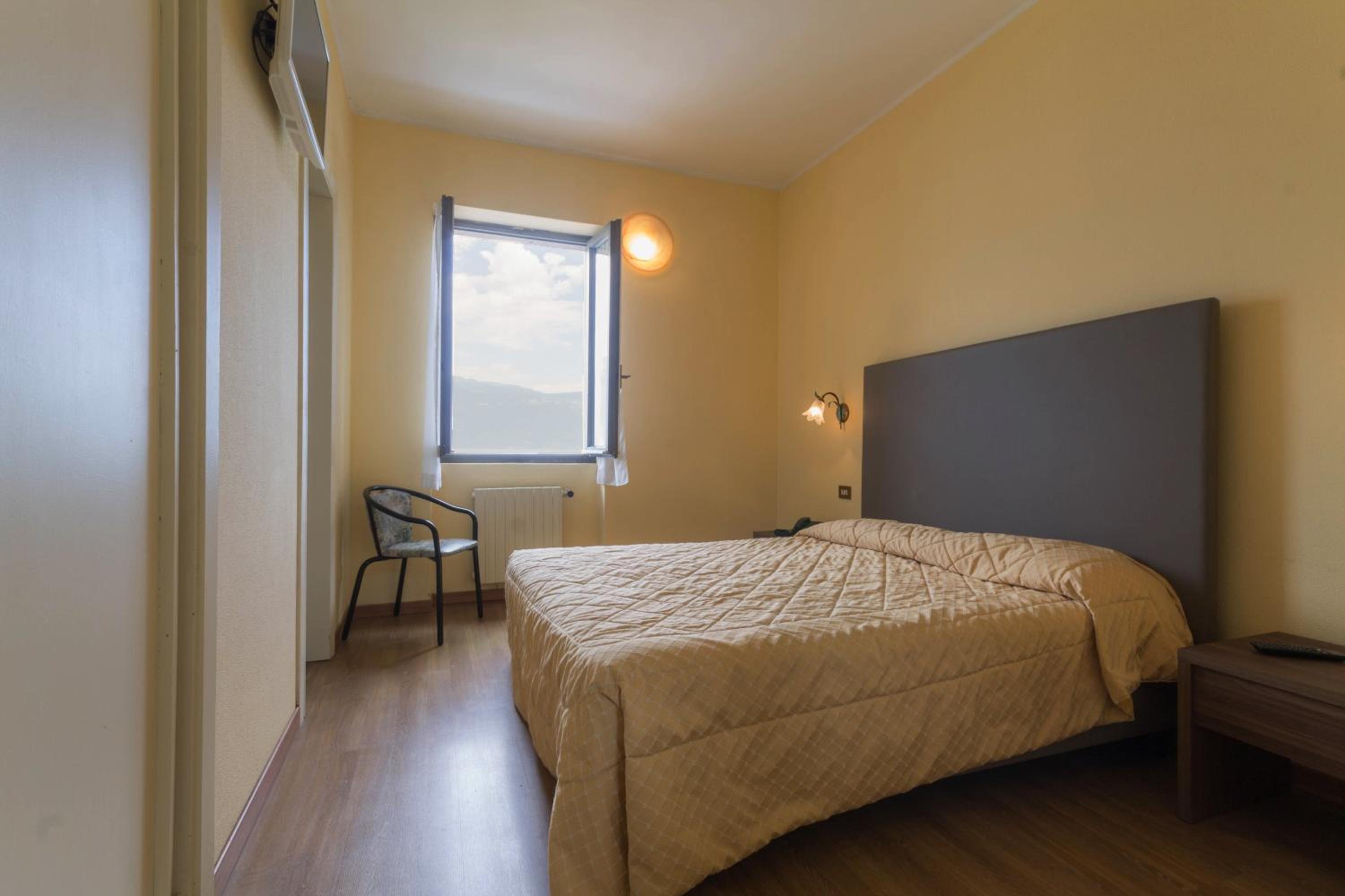Standard Double Room with Lake View