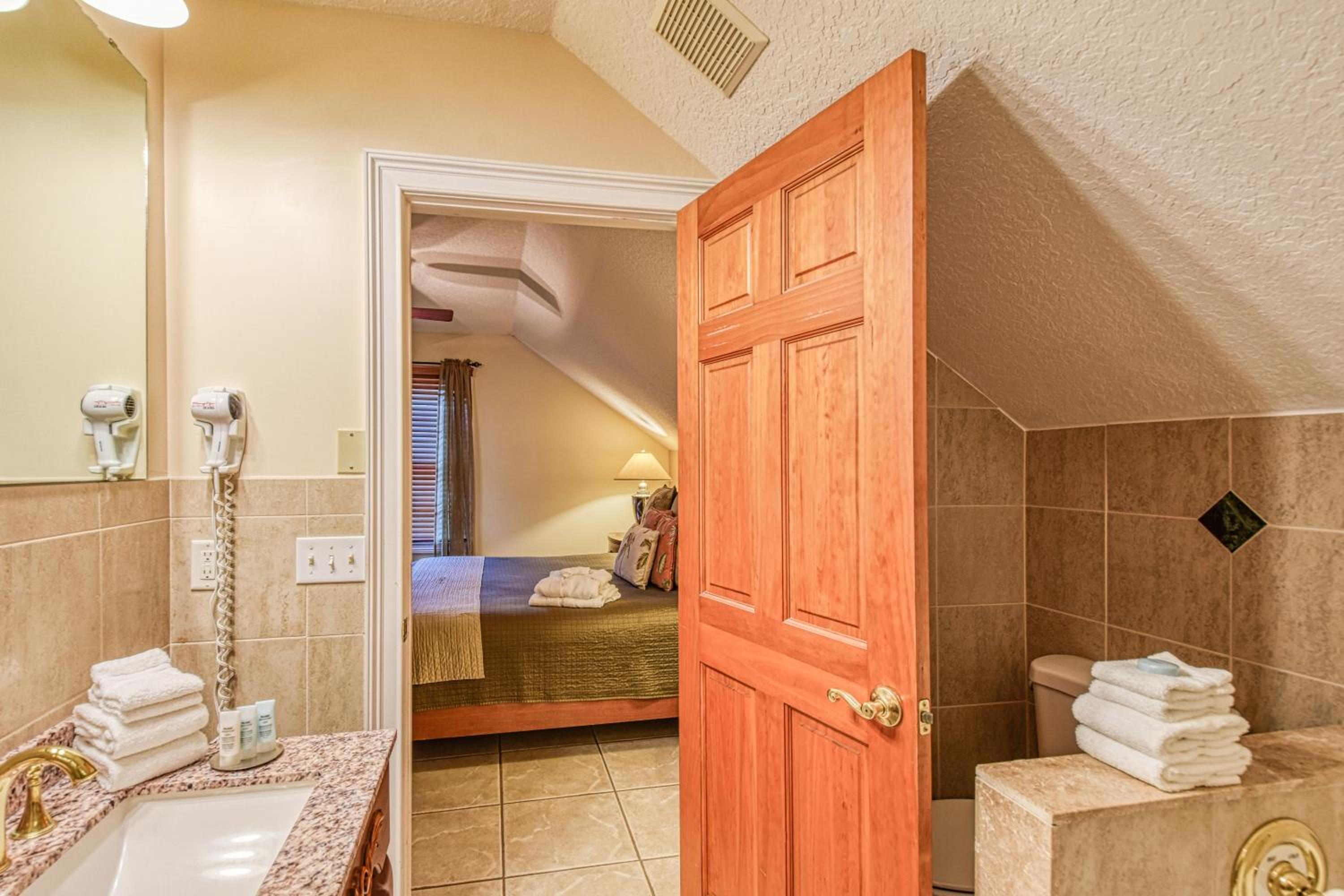 Suite with Balcony - Photo 7