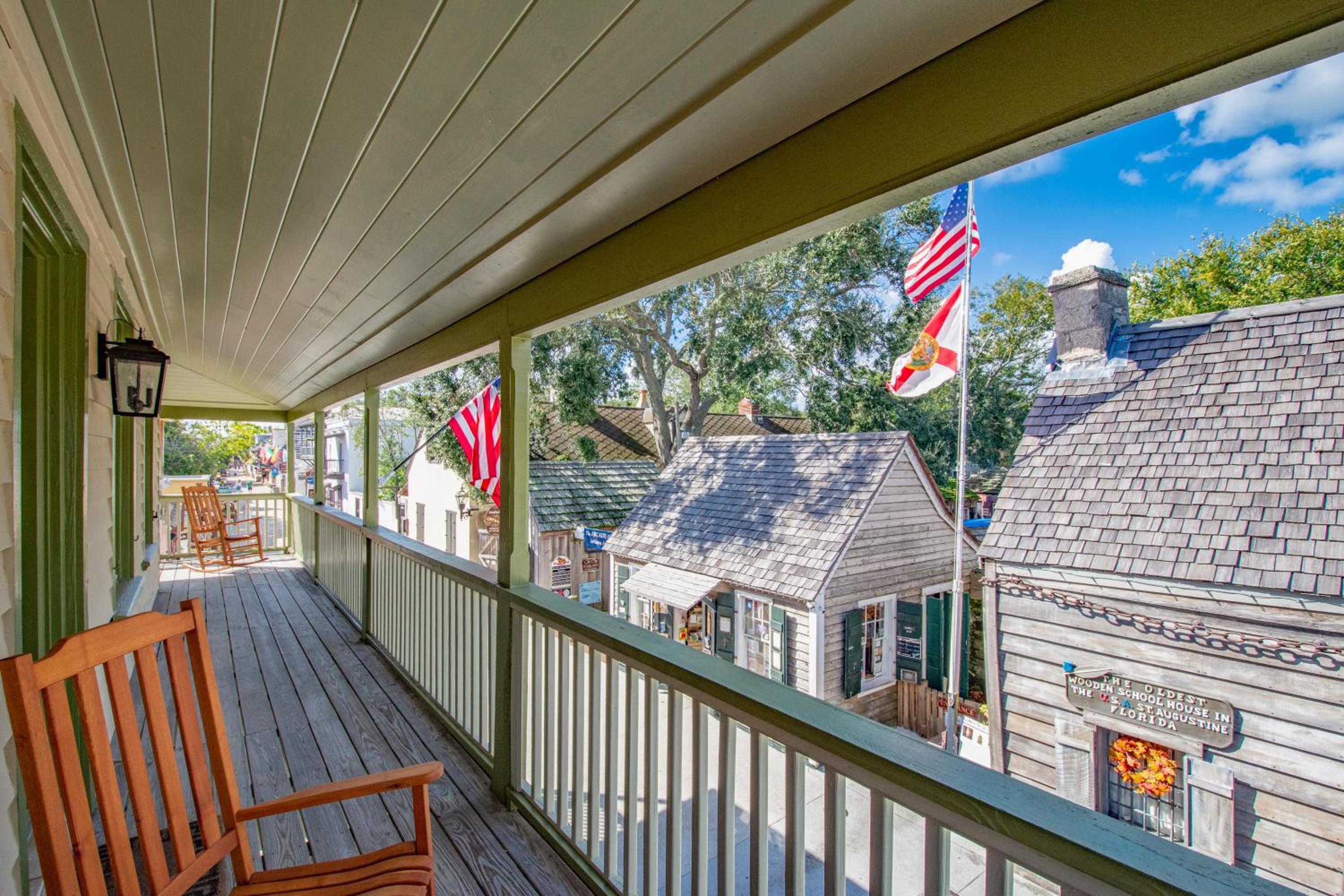 Suite with Balcony - Photo 9