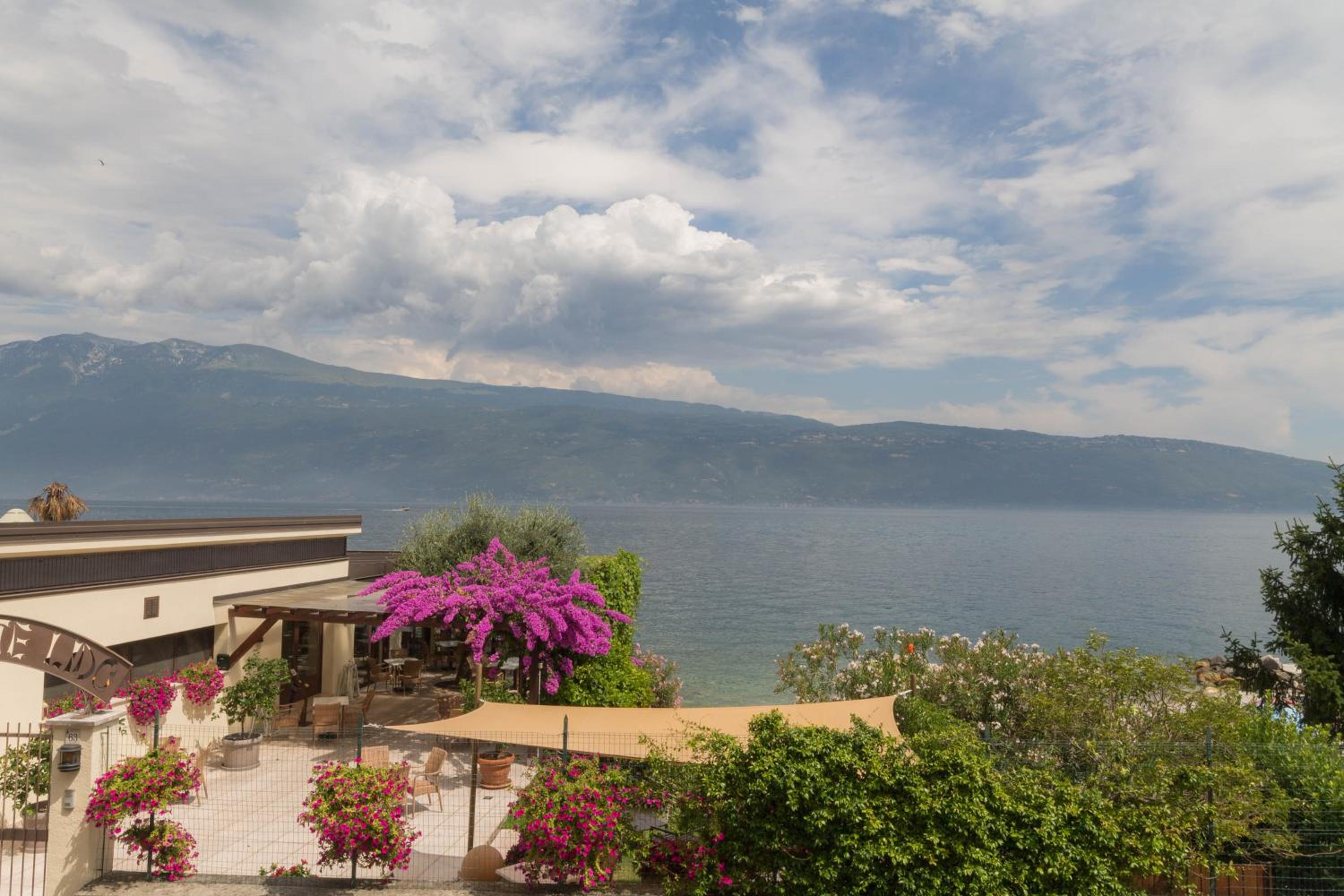 Family Room with Lake View photo 2