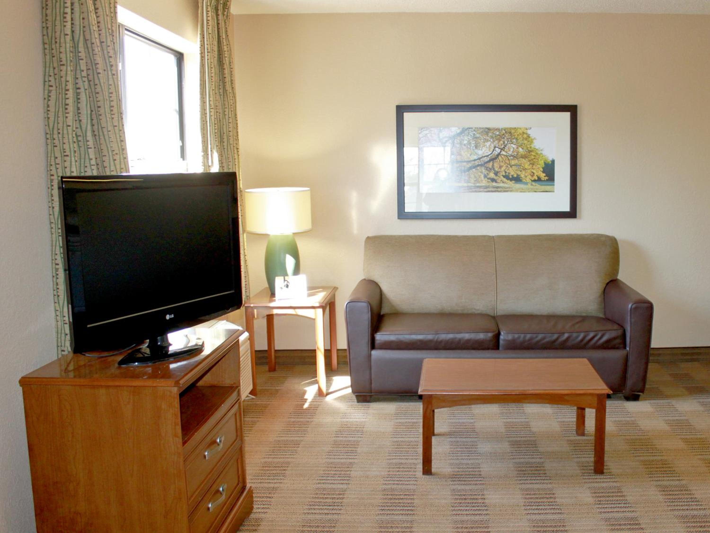 Deluxe Studio with Two Queen Beds - Non-Smoking photo 3