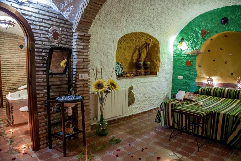 Three-Bedroom Cave with Hot Tub photo 3