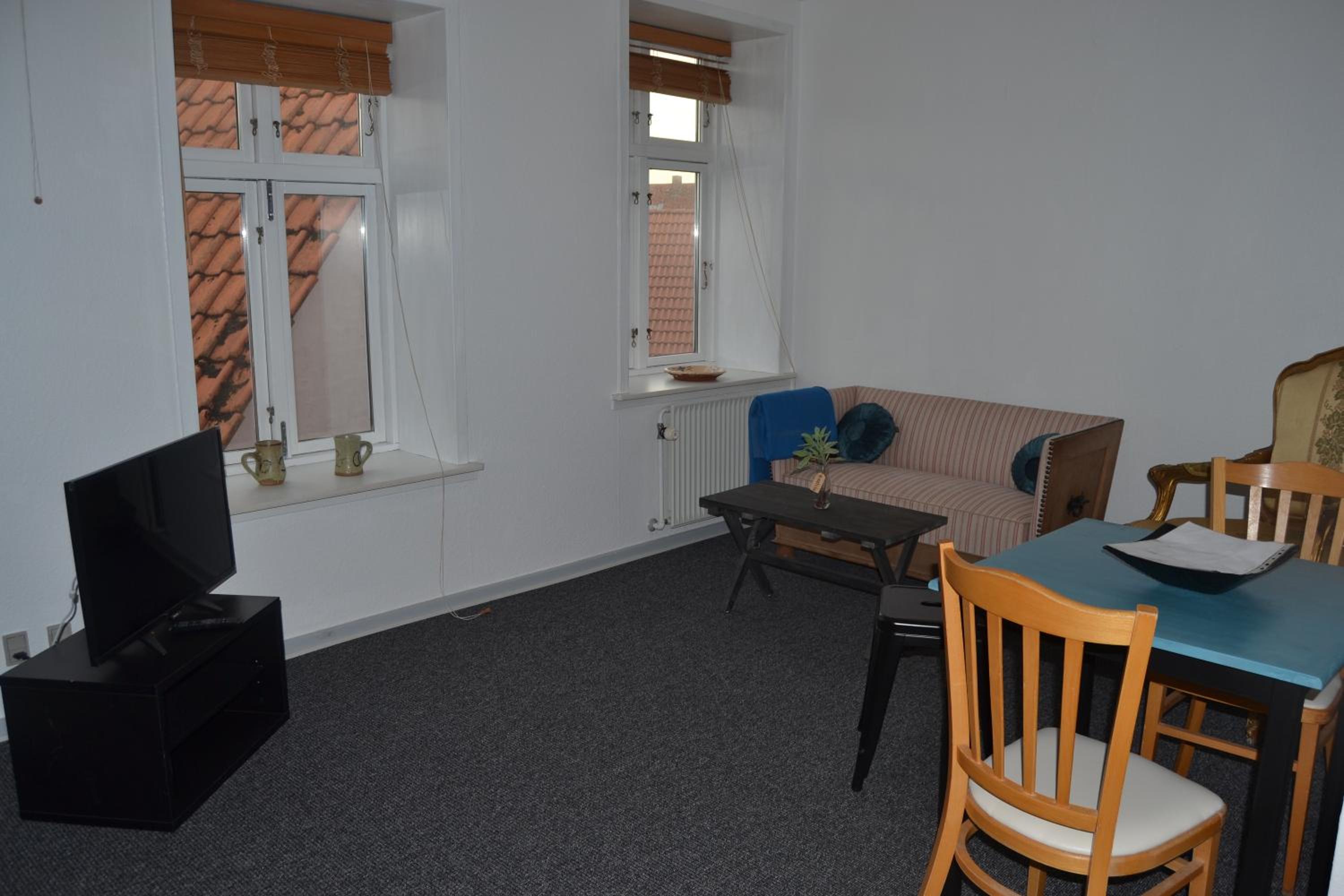 One-Bedroom Apartment - Photo 3