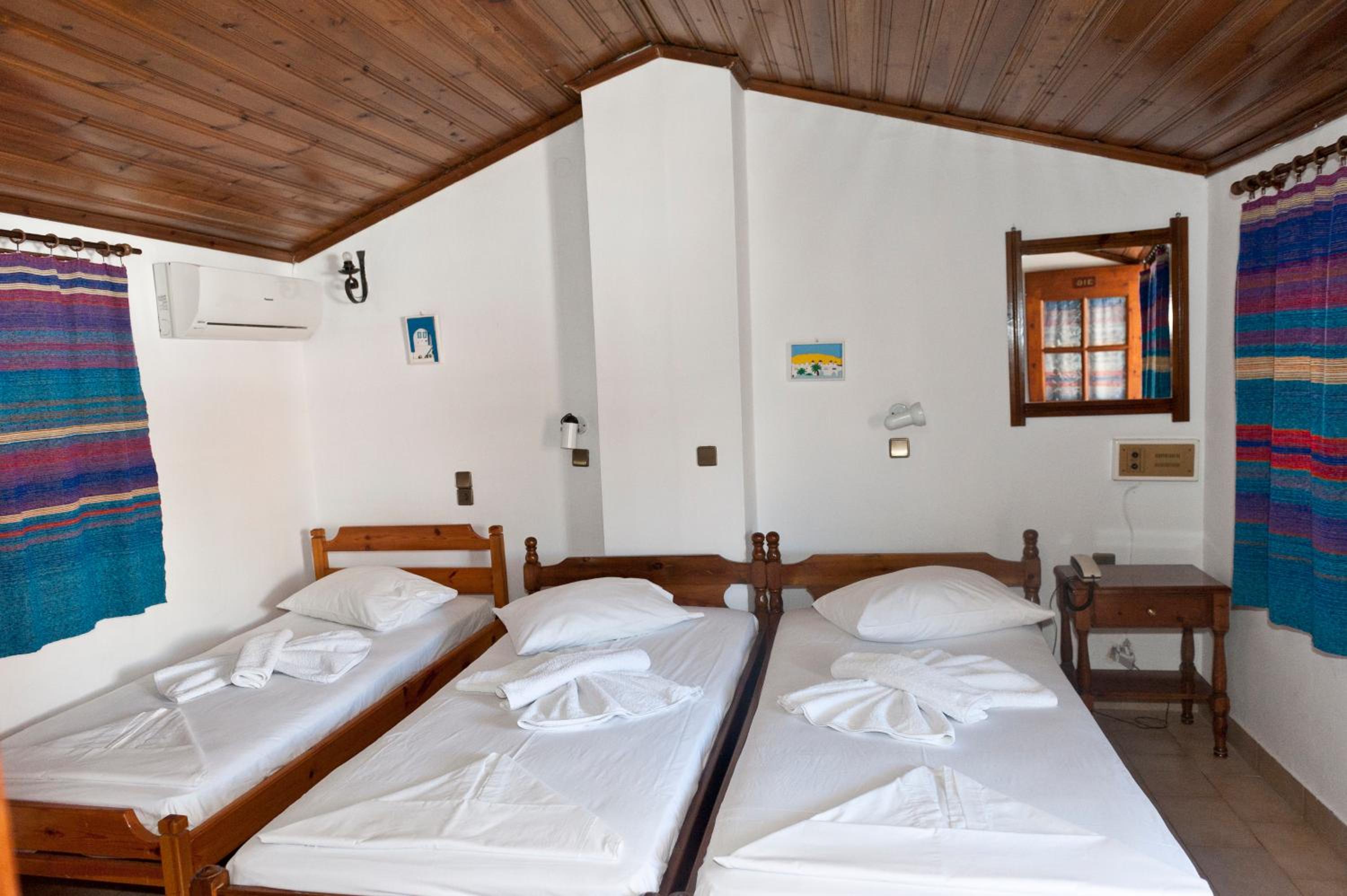 Economy Triple Room photo 1