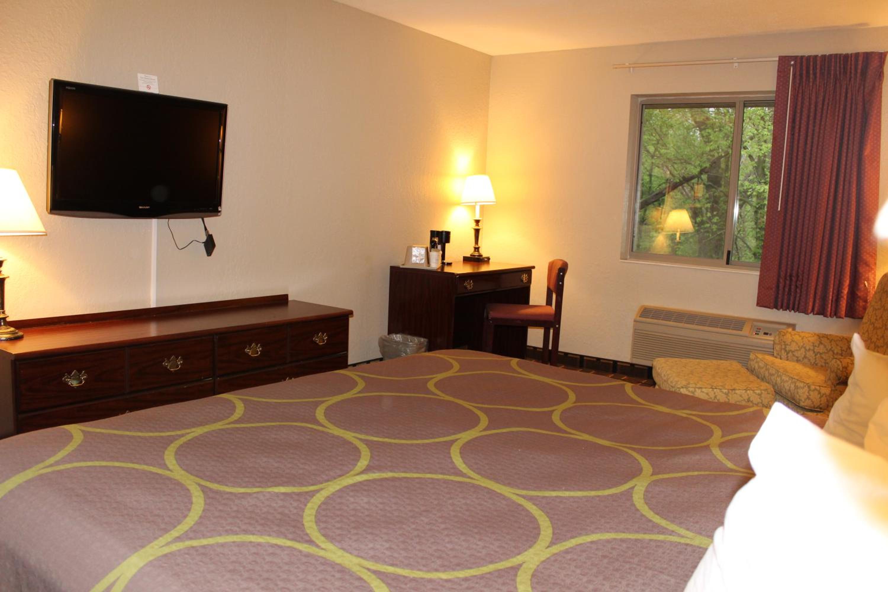 King Room - Non-Smoking - Photo 4