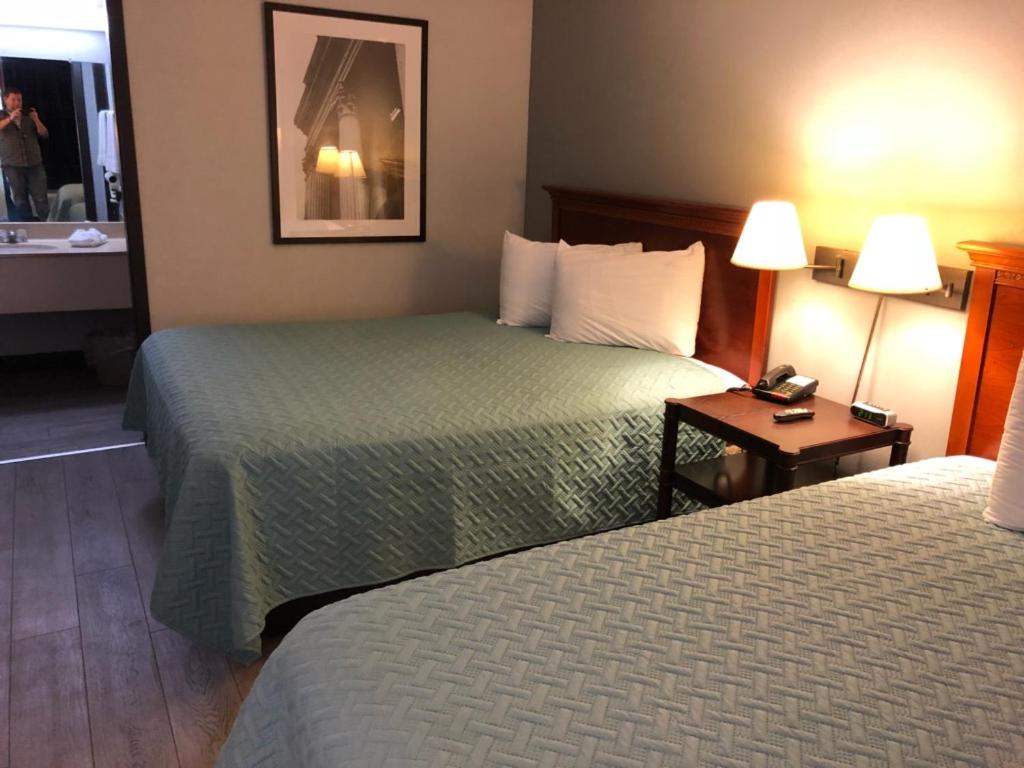 Queen Room with Two Queen Beds - Photo 5