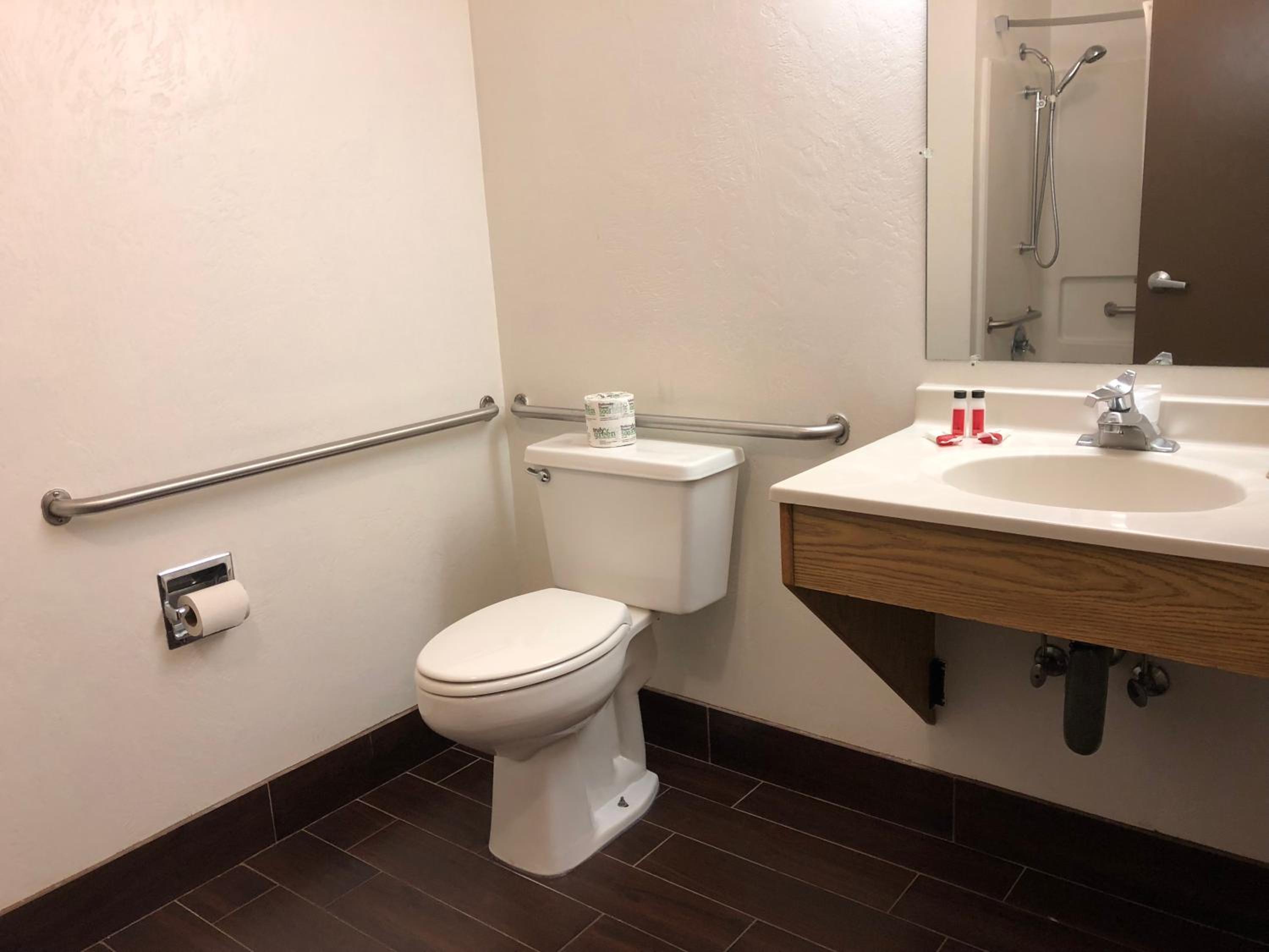 Queen Room - Mobility Access/Non-Smoking photo 3