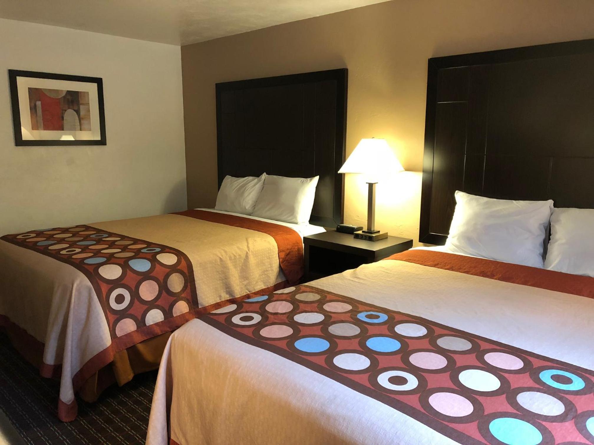 Queen Room with Two Queen Beds - Non-Smoking photo 3