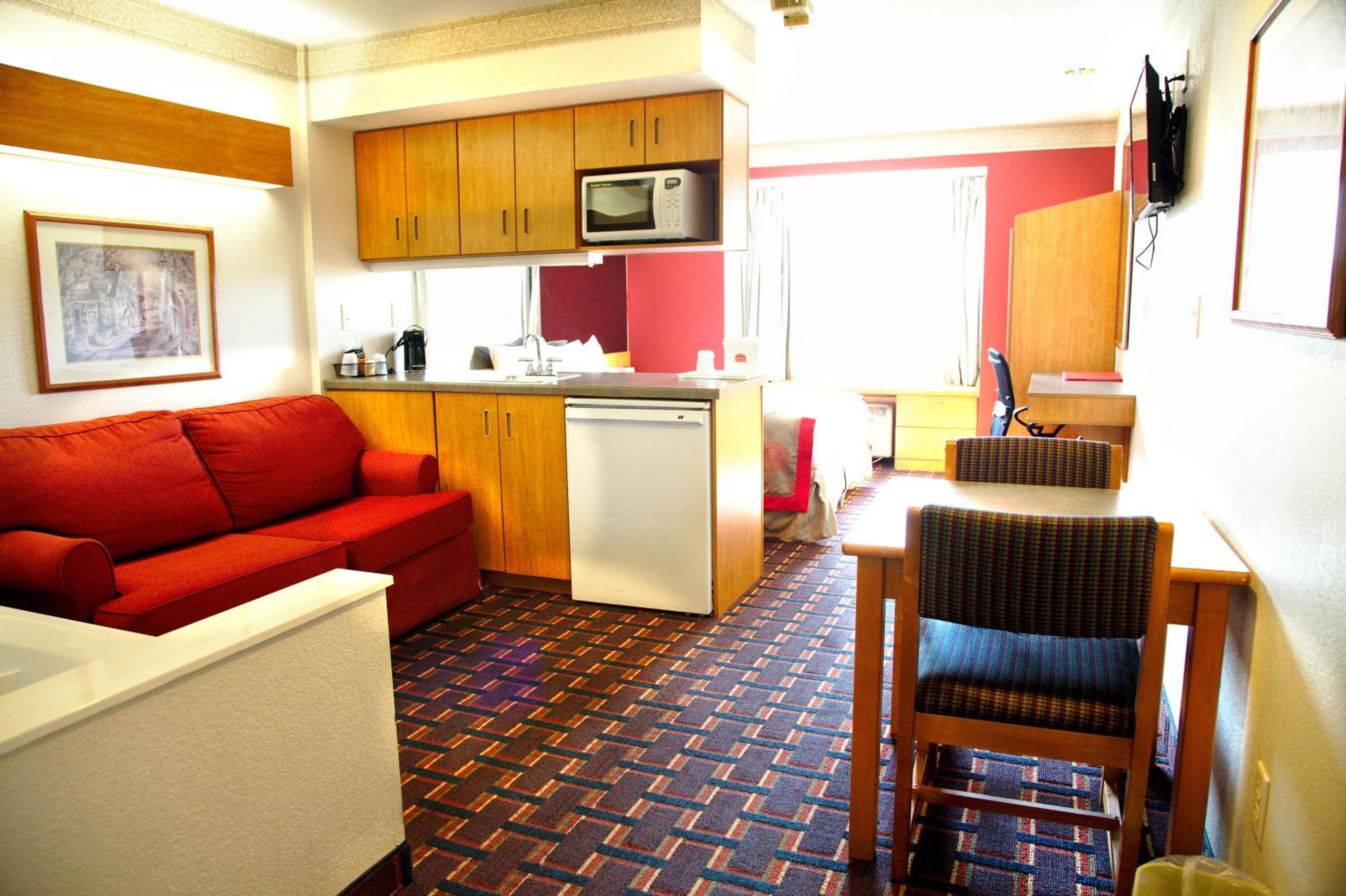 Deluxe Queen Studio Suite - Non-Smoking photo 1