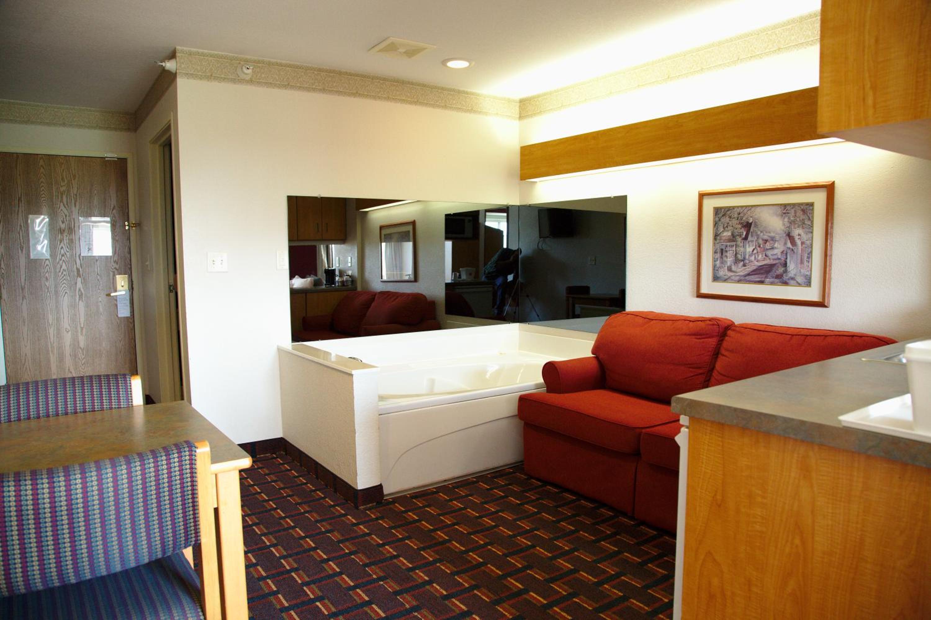 Deluxe Queen Studio Suite - Non-Smoking photo 3