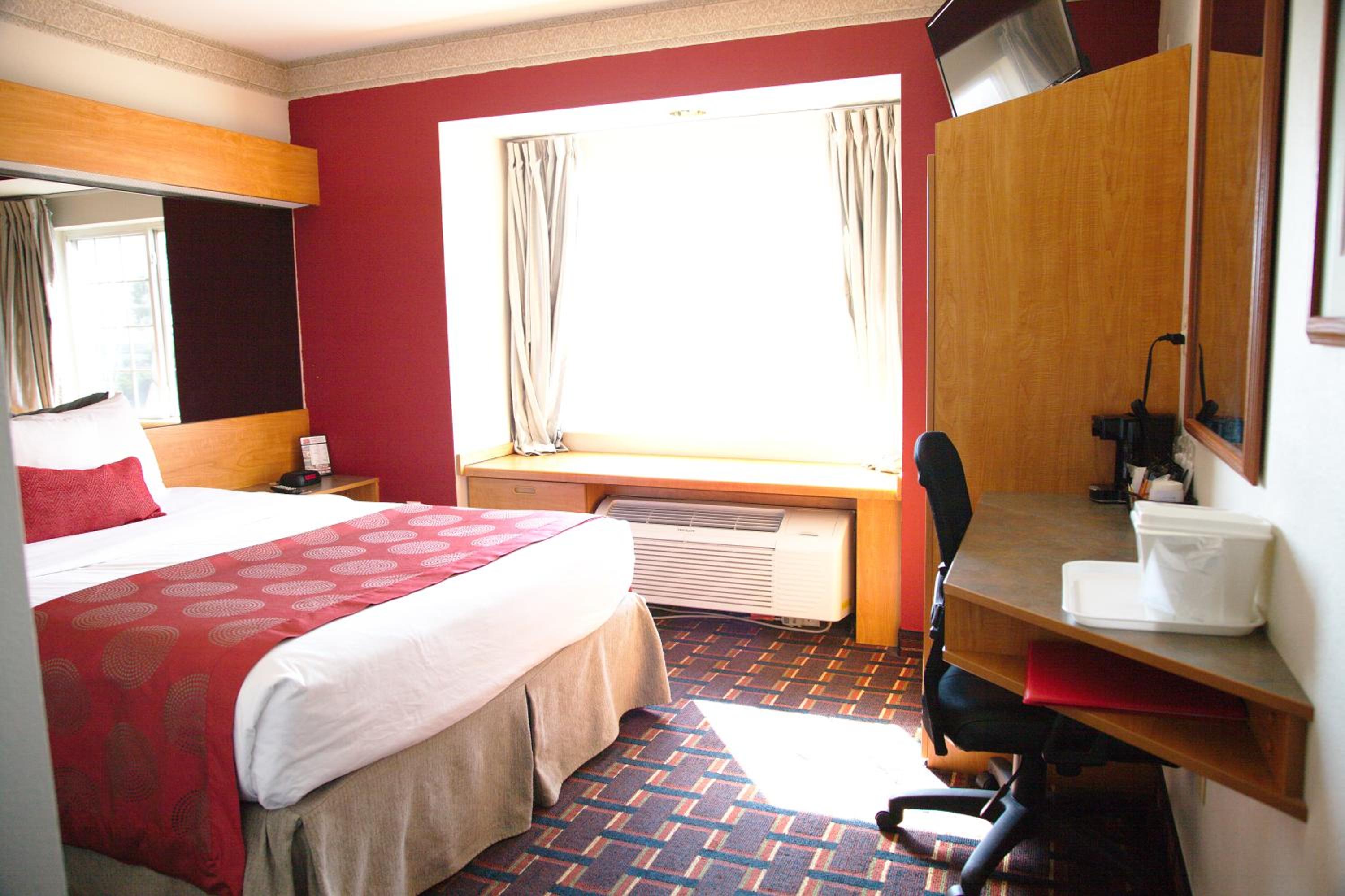 Queen Room - Non-Smoking - Photo 1