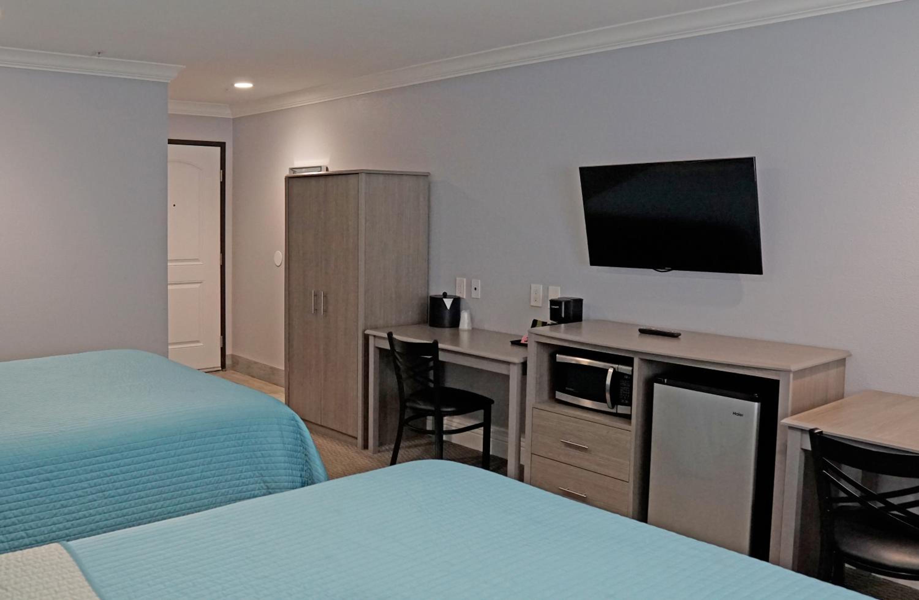 Standard Queen Room - Photo 10