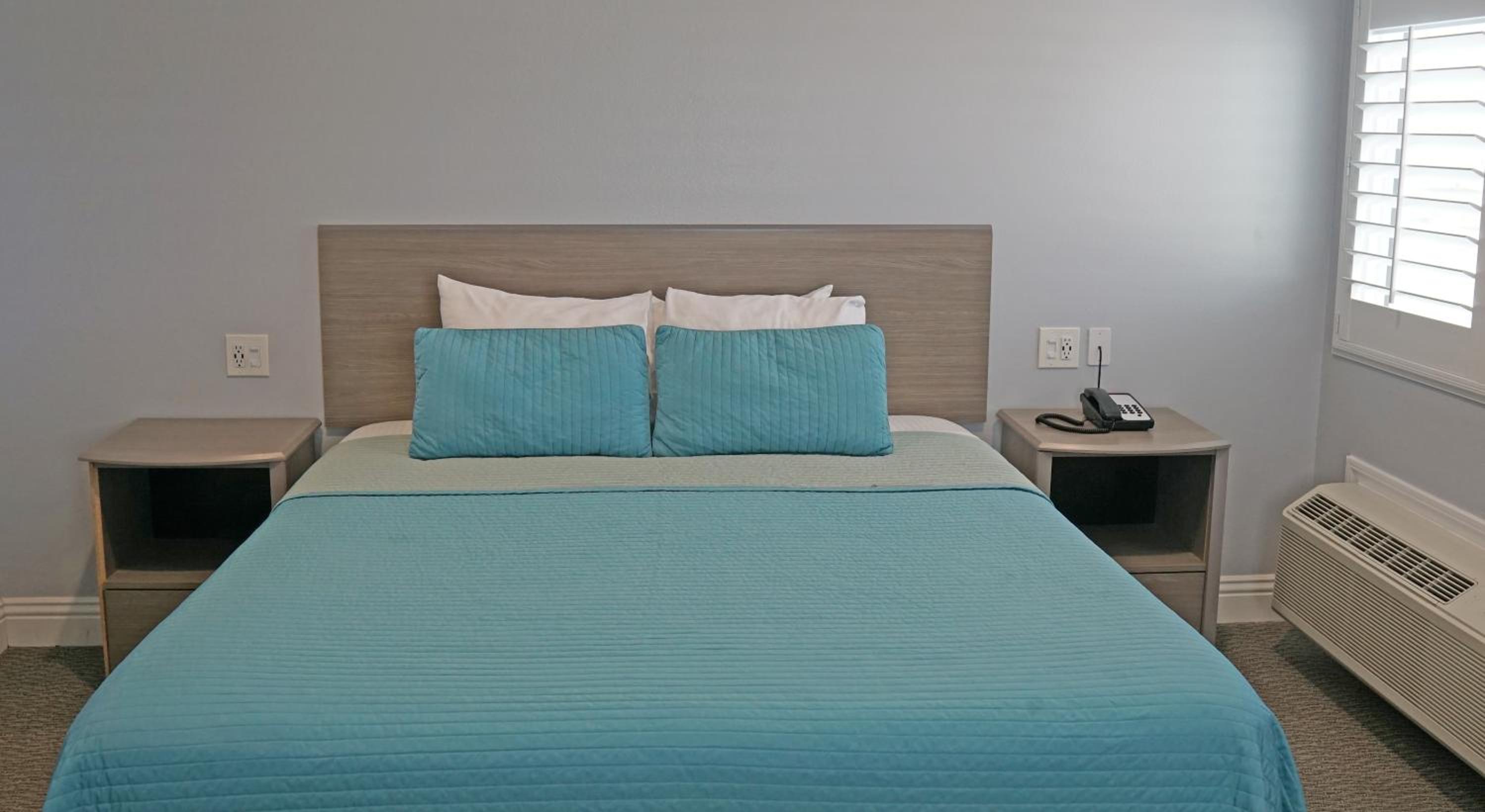 Standard King Room - Photo 11
