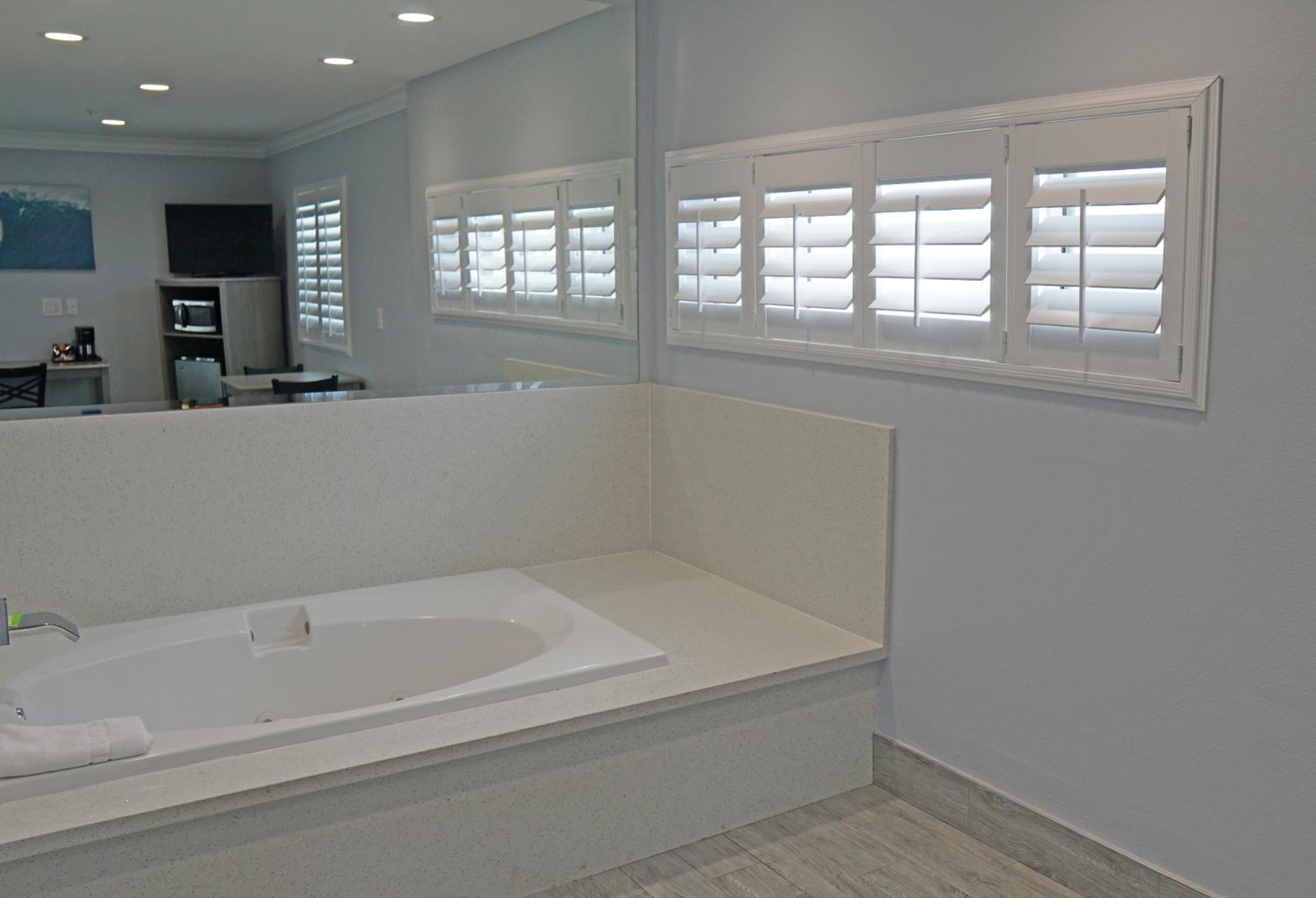 King Room with Spa Bath - Harbor View - Photo 13