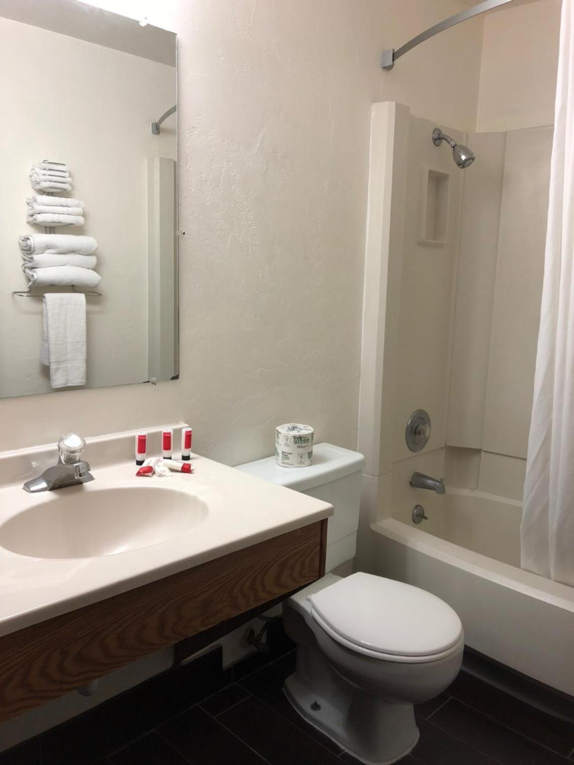 One-Bedroom Queen Suite - Non-Smoking photo 2