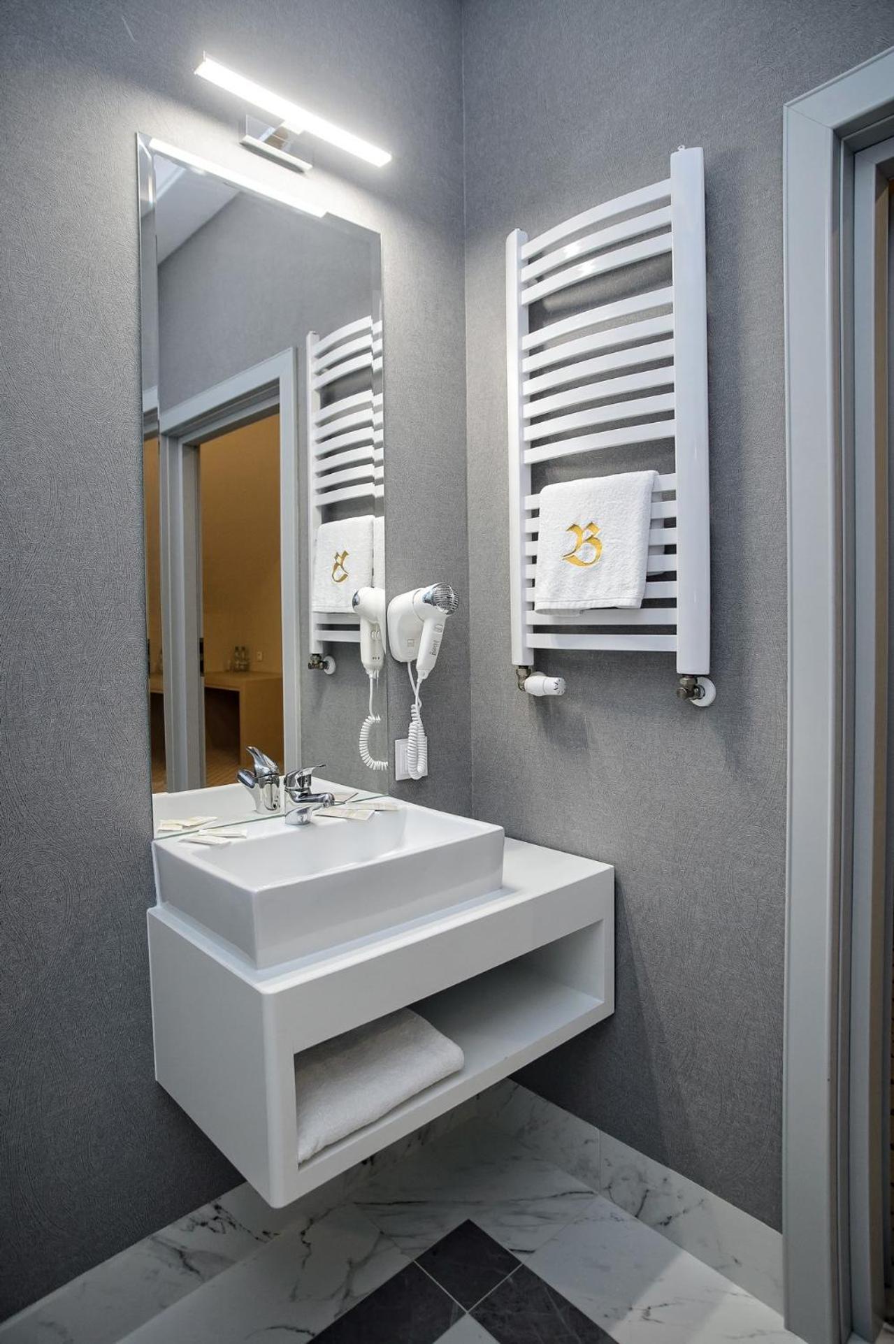 Deluxe Double Room with Balcony - Photo 3