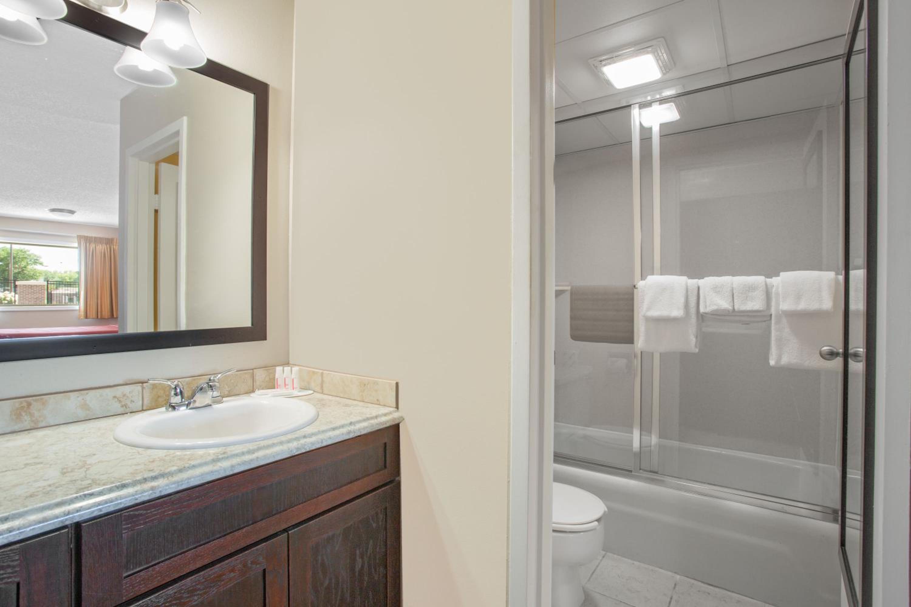 Queen Room with Two Queen Beds - Non-Smoking - Photo 2