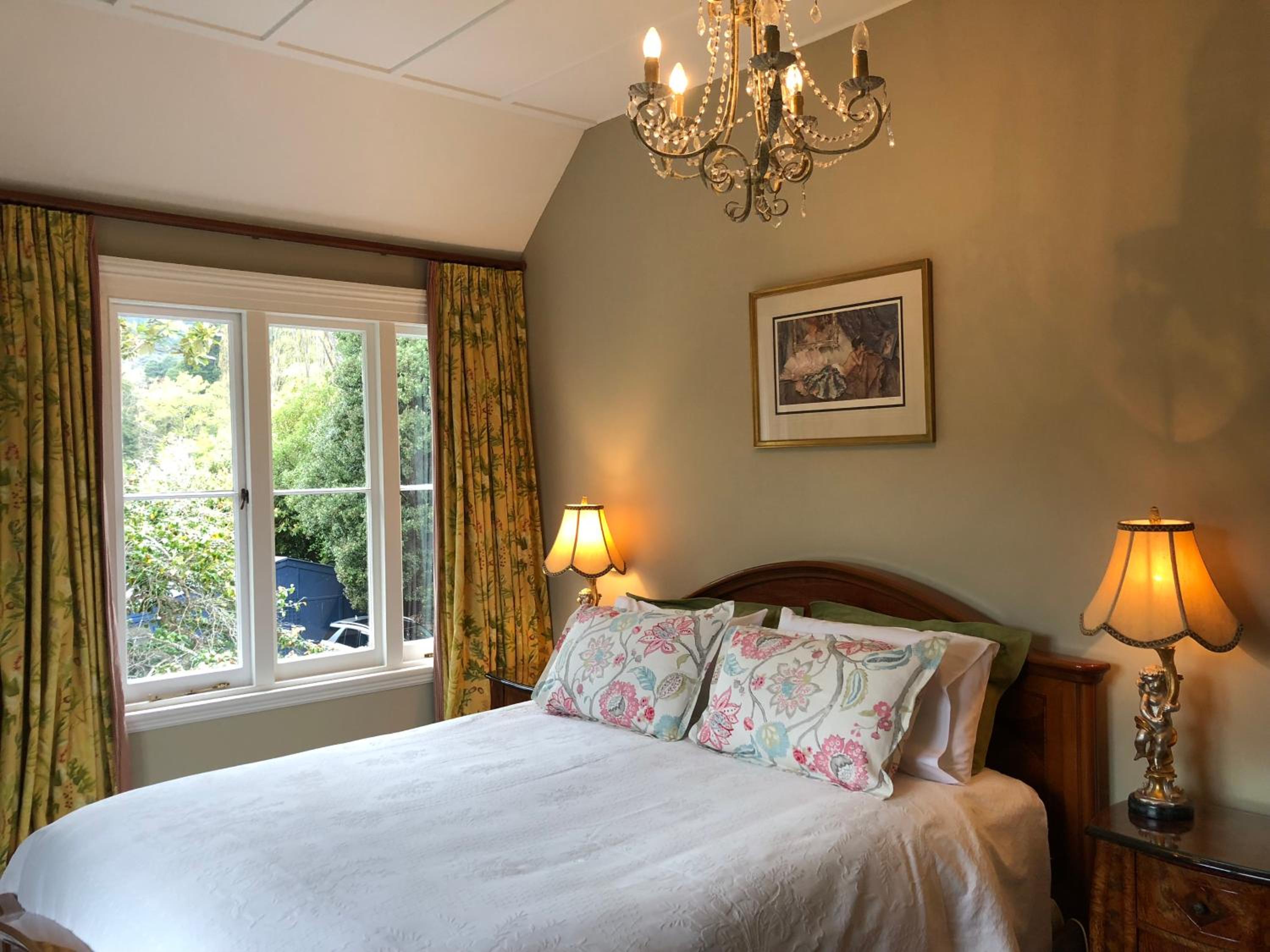 Deluxe Queen Room with Garden View
