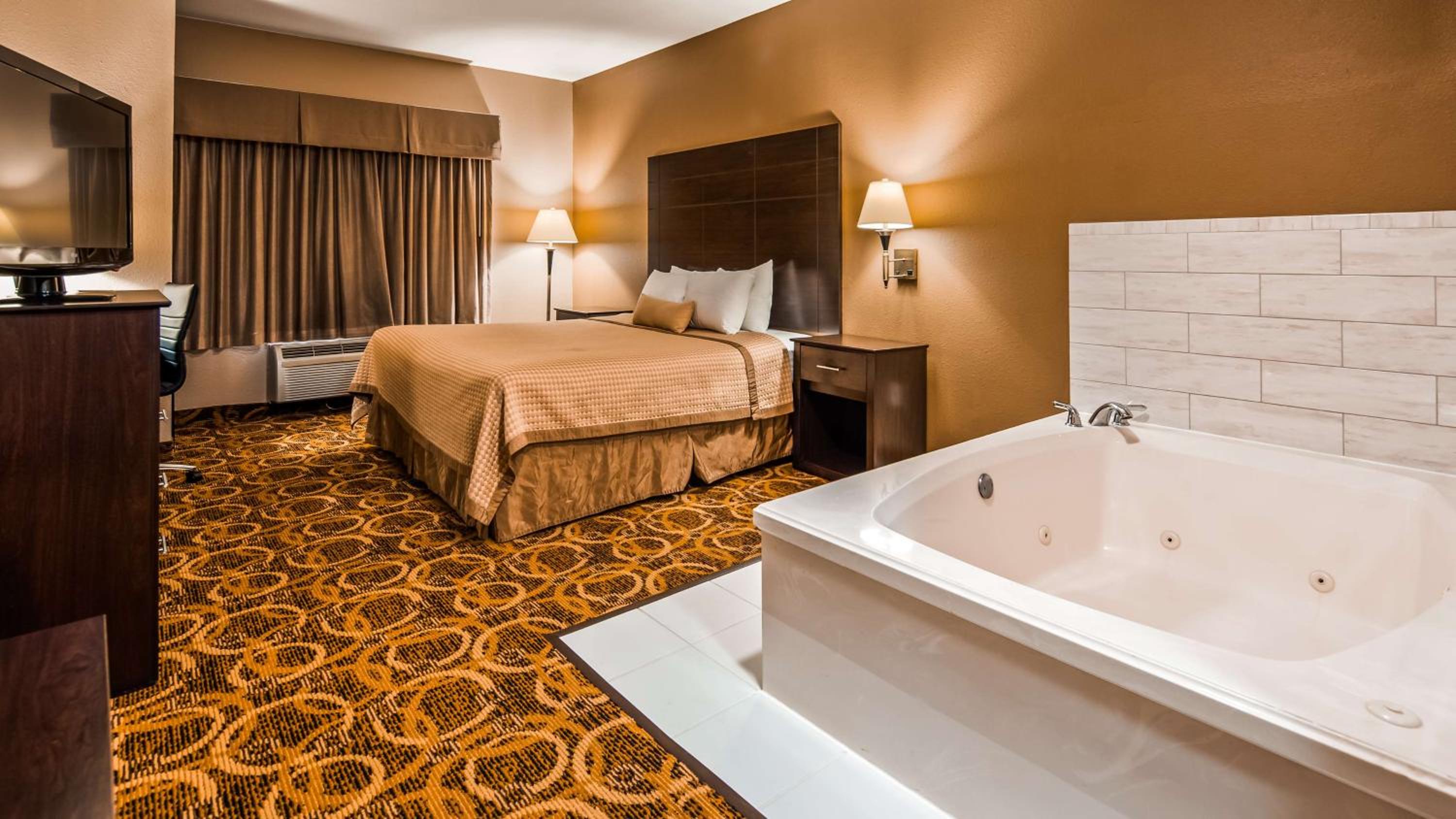 King Room with Hot Tub - Non-Smoking - Photo 2
