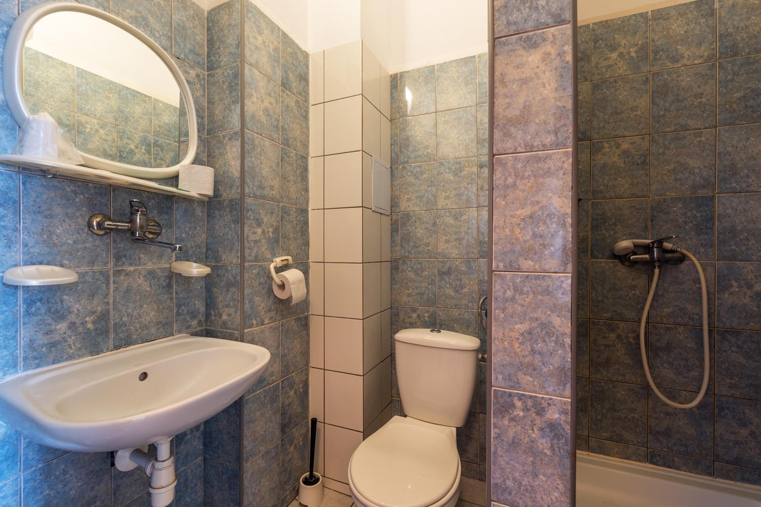 Standard Twin Room - Photo 7
