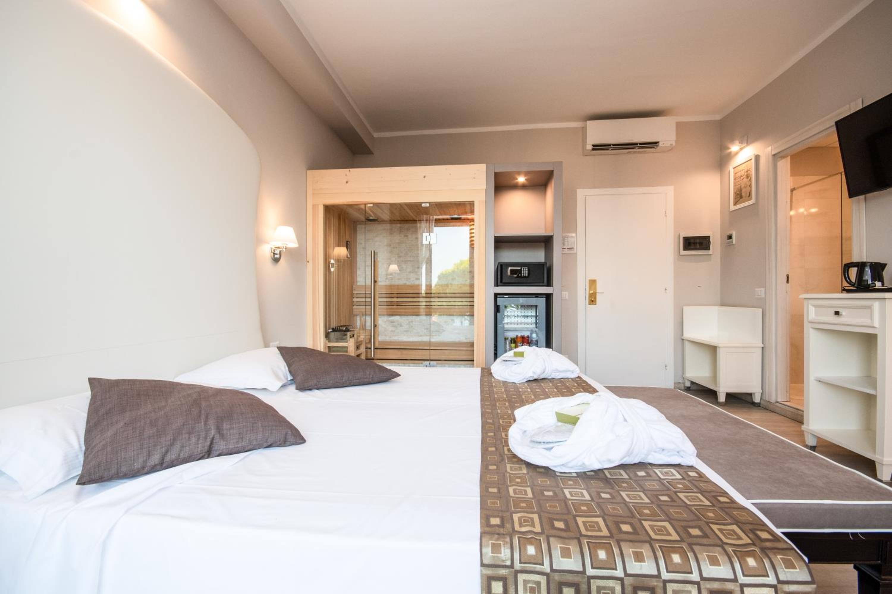 Junior Suite with Sauna - Photo 3