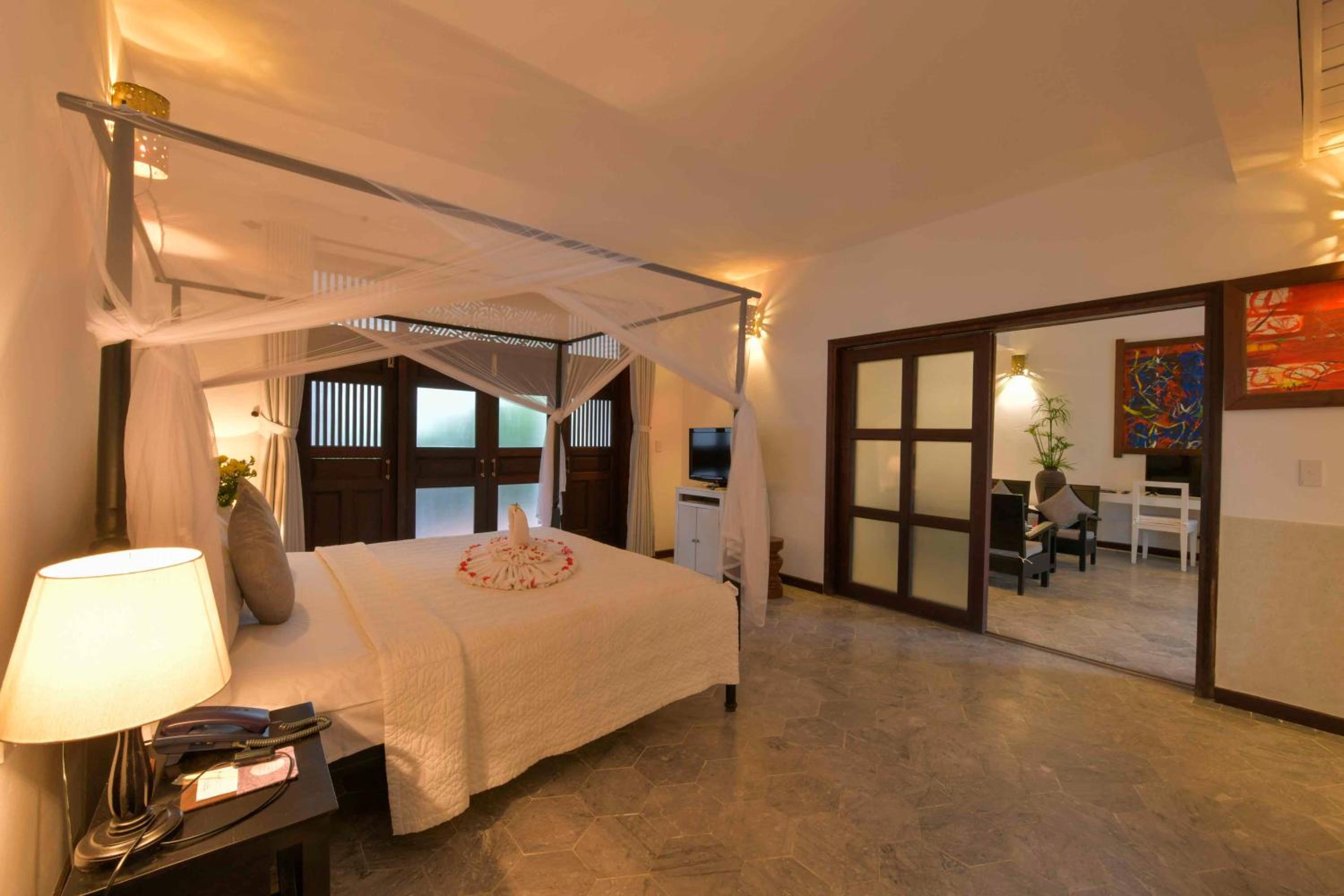 Suite - Photo 1