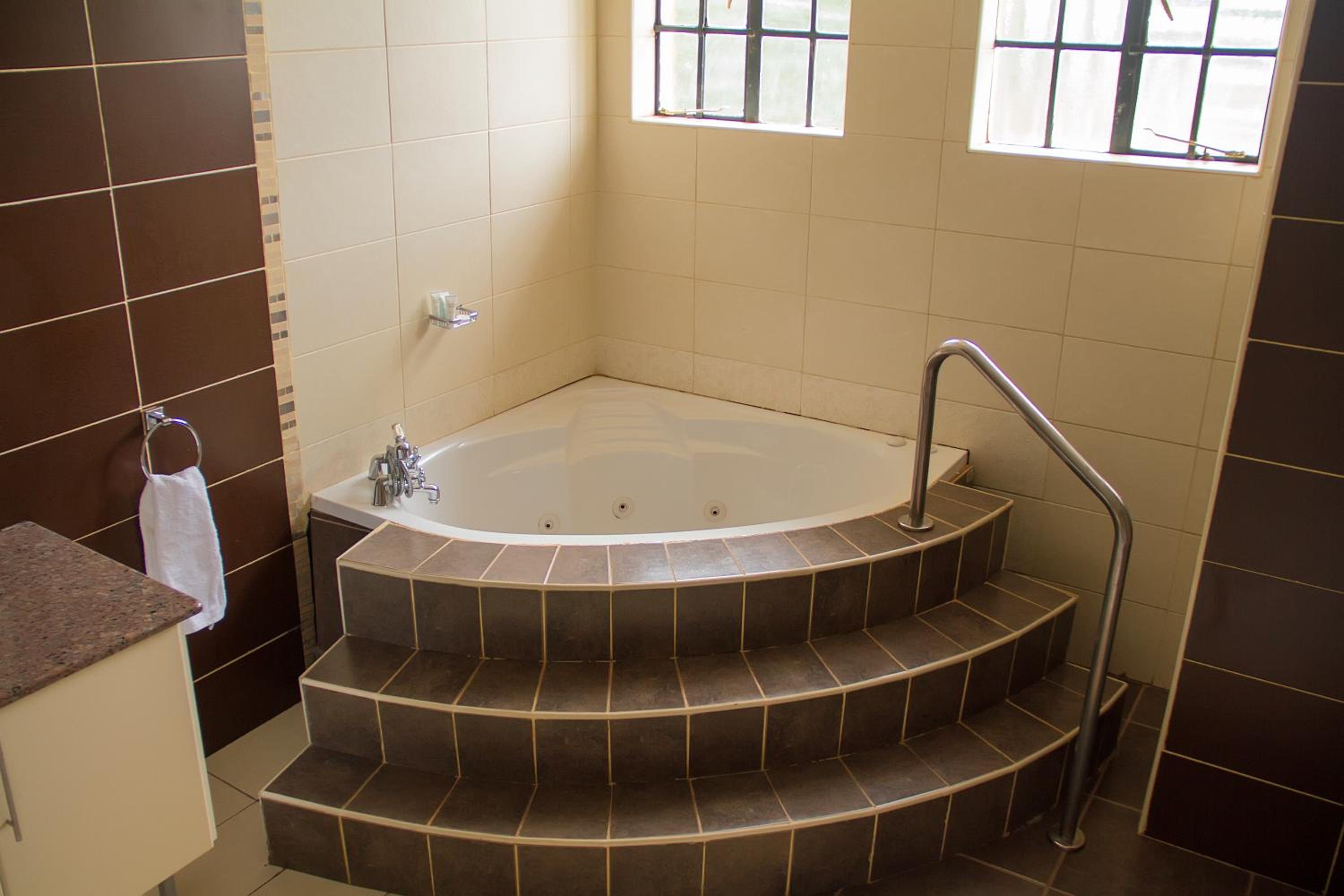 Deluxe King Room with Balcony and Jacuzzi photo 2