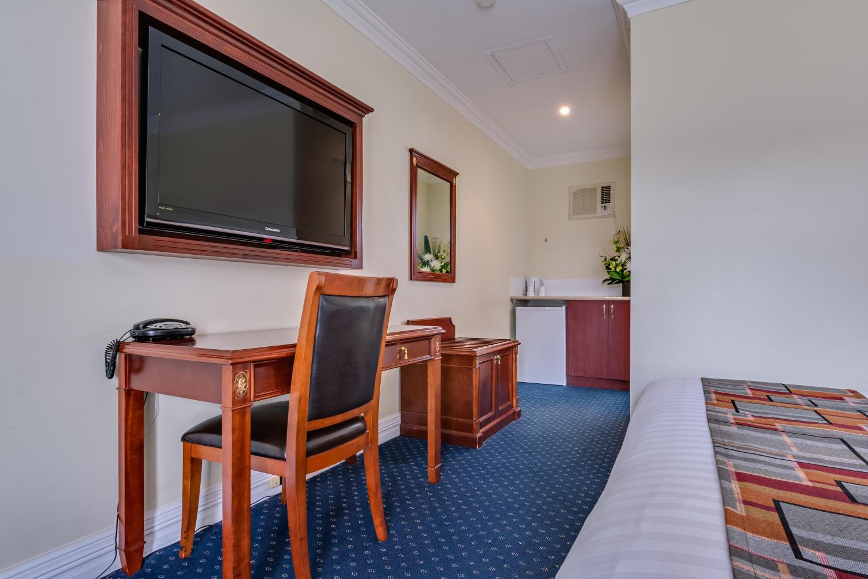 Deluxe King Room - Photo 3