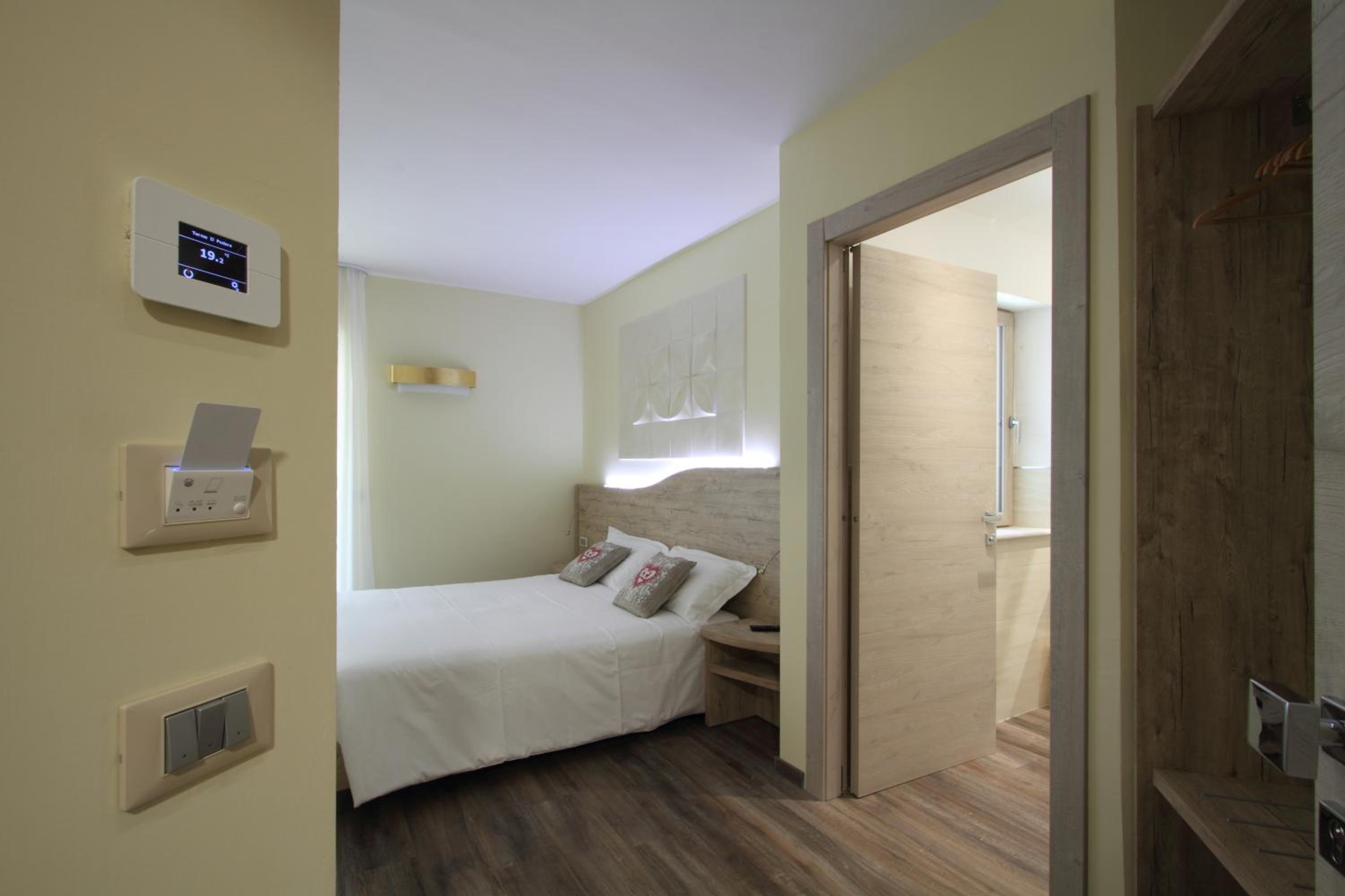 Deluxe Double Room with Balcony - Photo 3