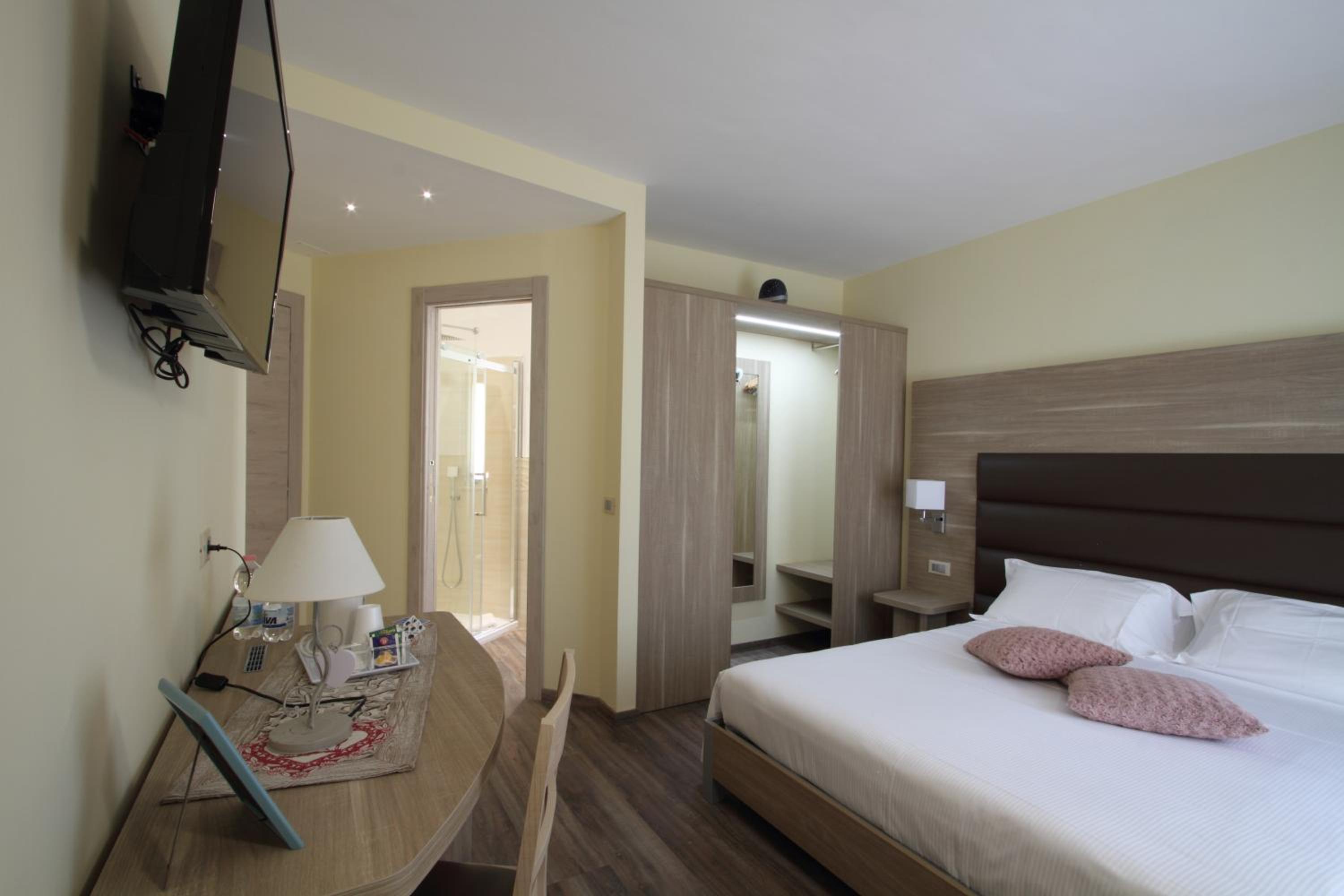 Deluxe Double Room with Balcony - Photo 4