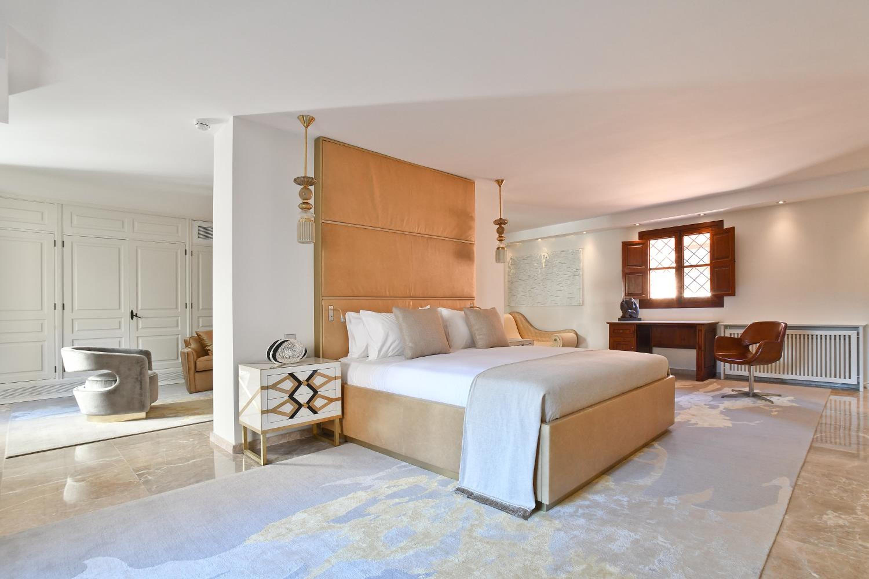 Superior Suite - Photo 15