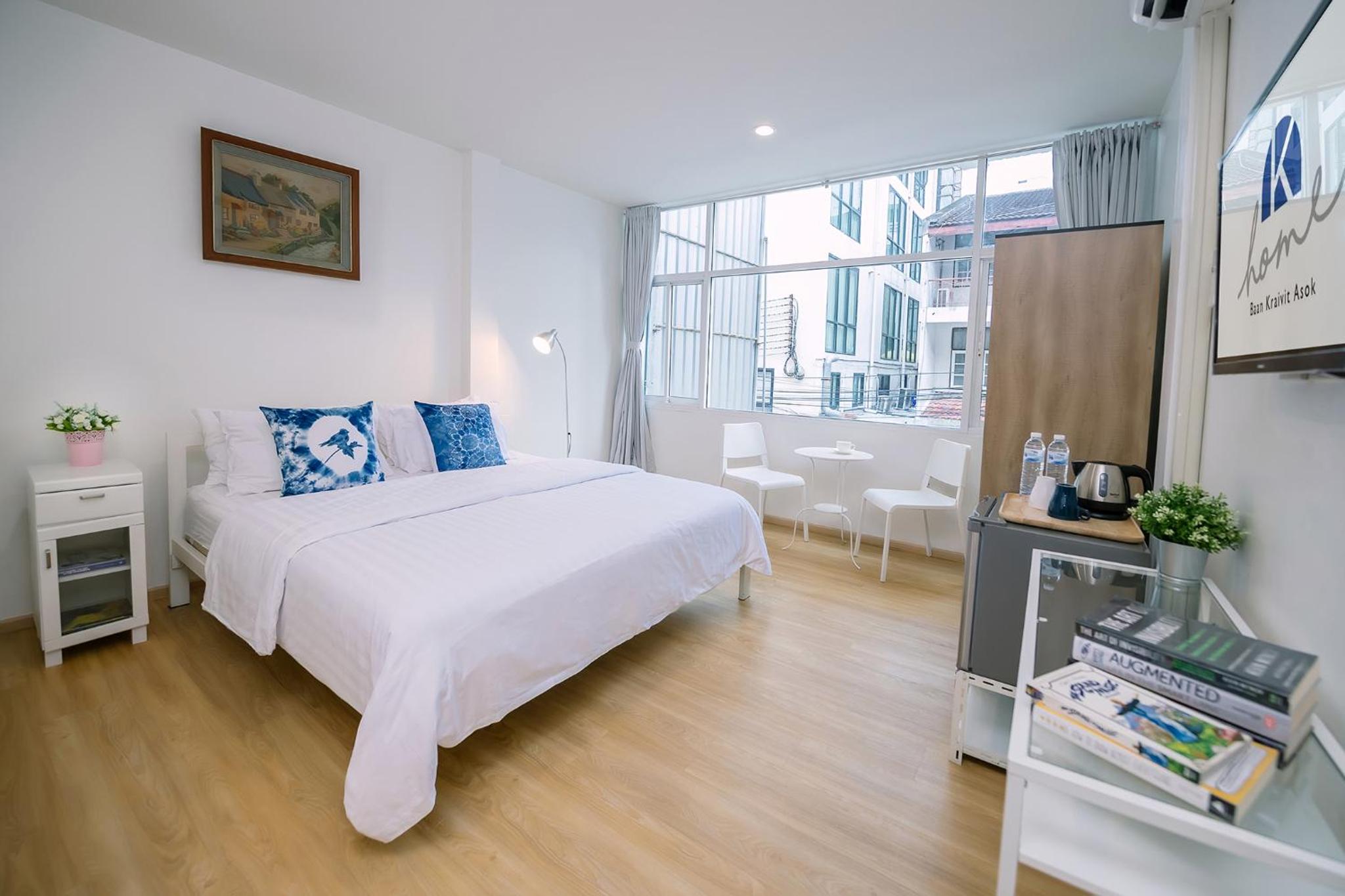 Deluxe King Room with Window photo 1