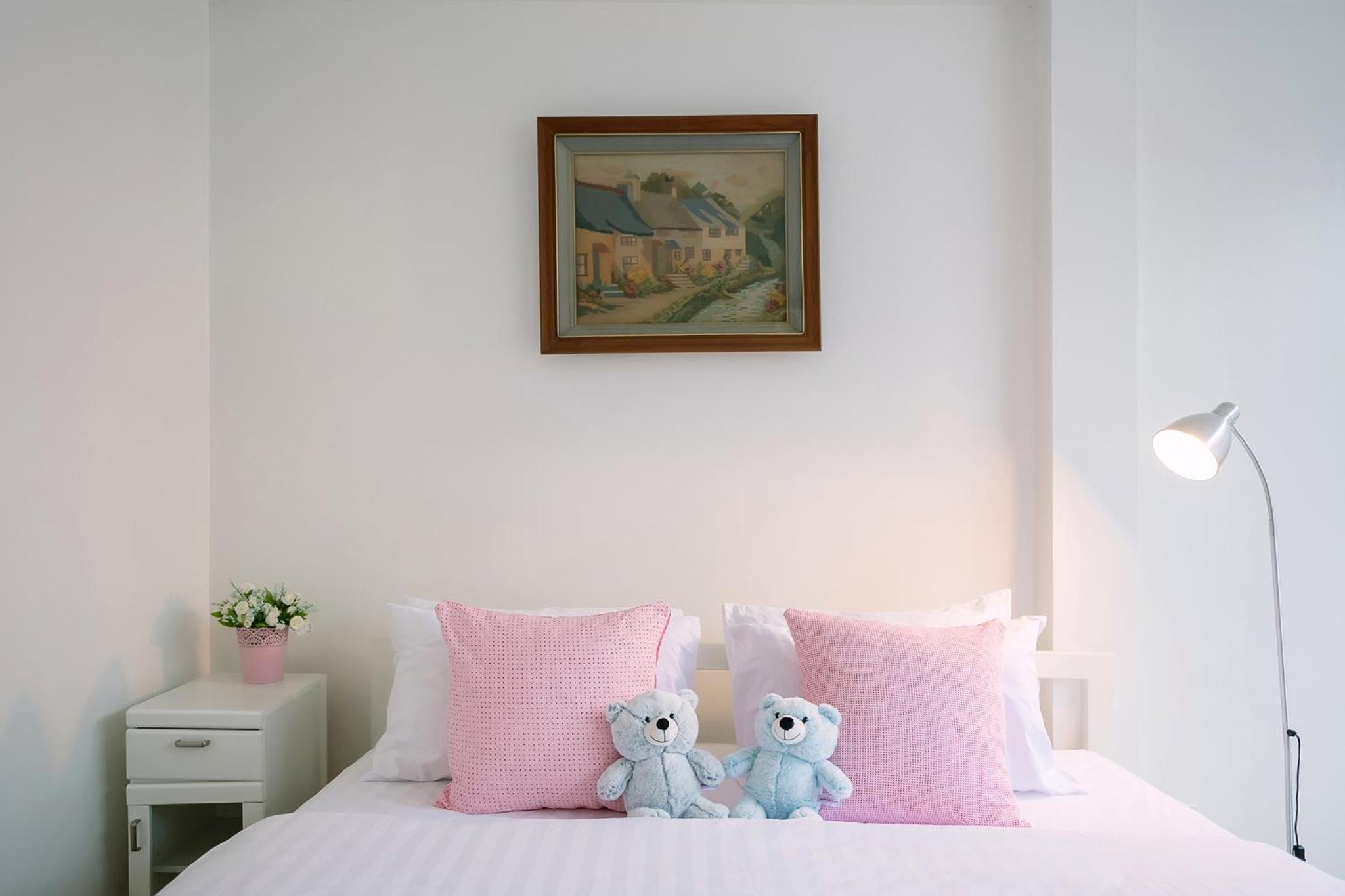 Deluxe King Room with Window photo 2