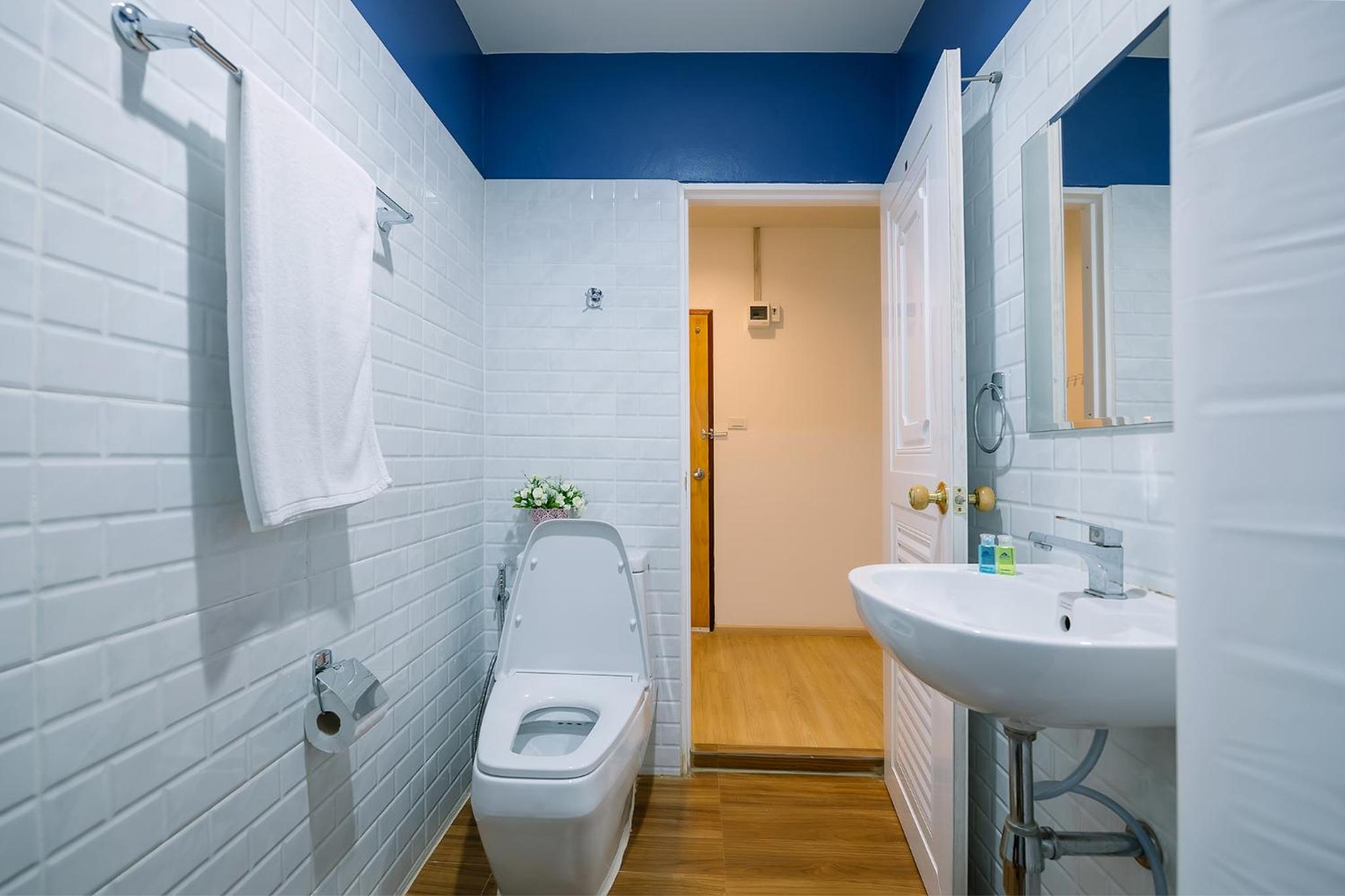 Standard Twin Room with Window photo 3