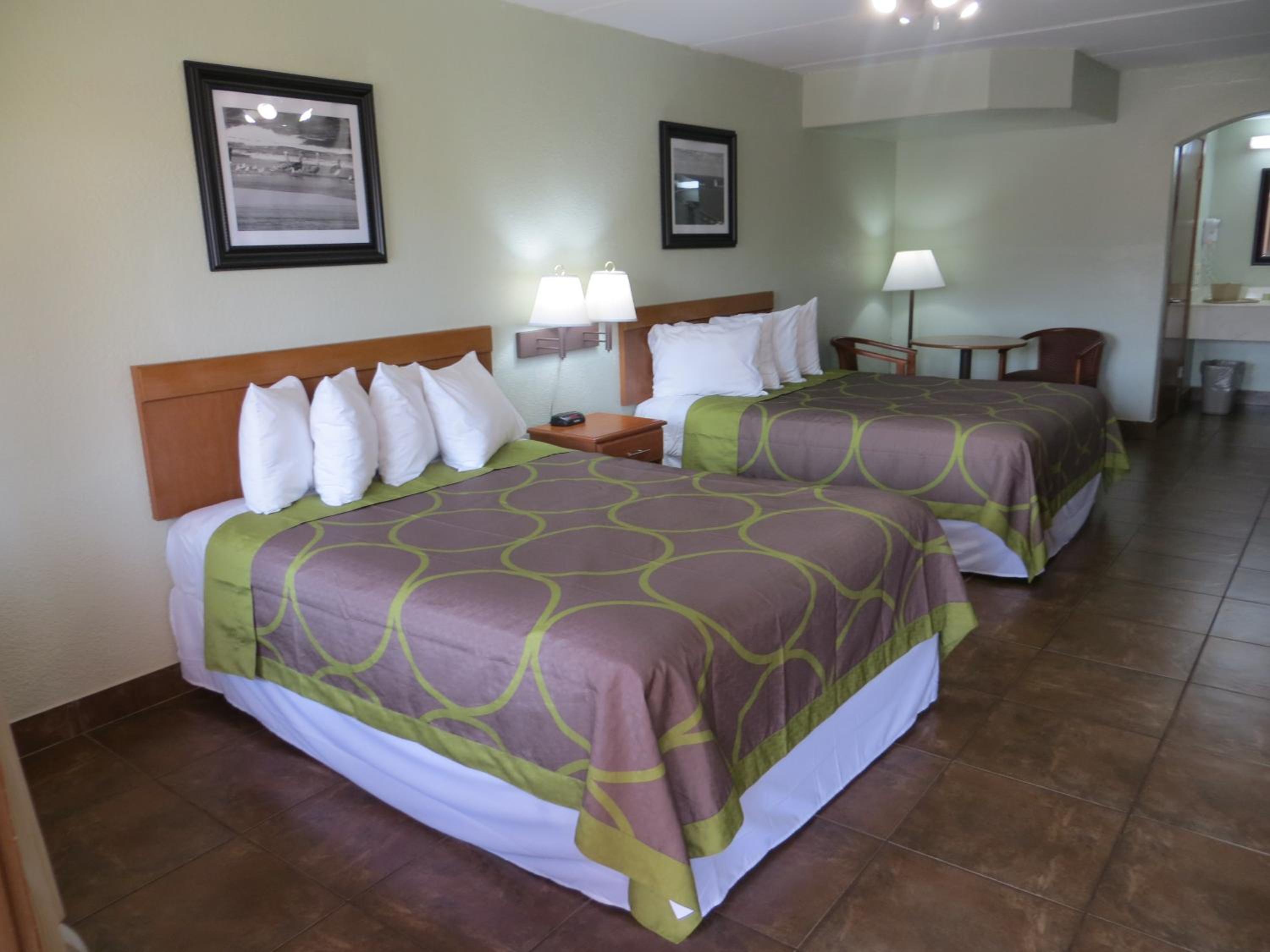Queen Room with Two Queen Beds - Non-Smoking - Photo 6